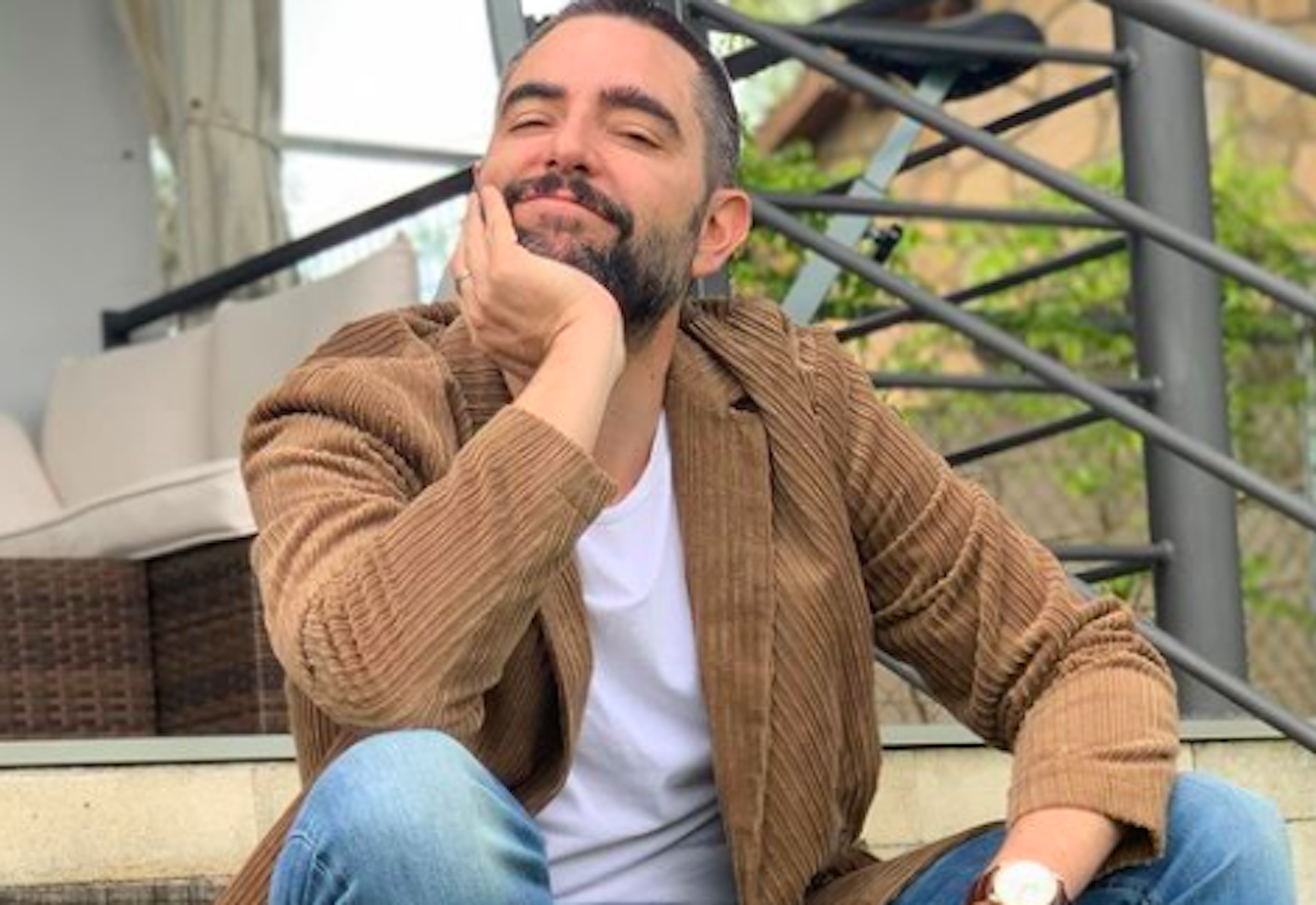 Dani Mateo muestra el regalo que le hace su joven novia por su 42 aniversario