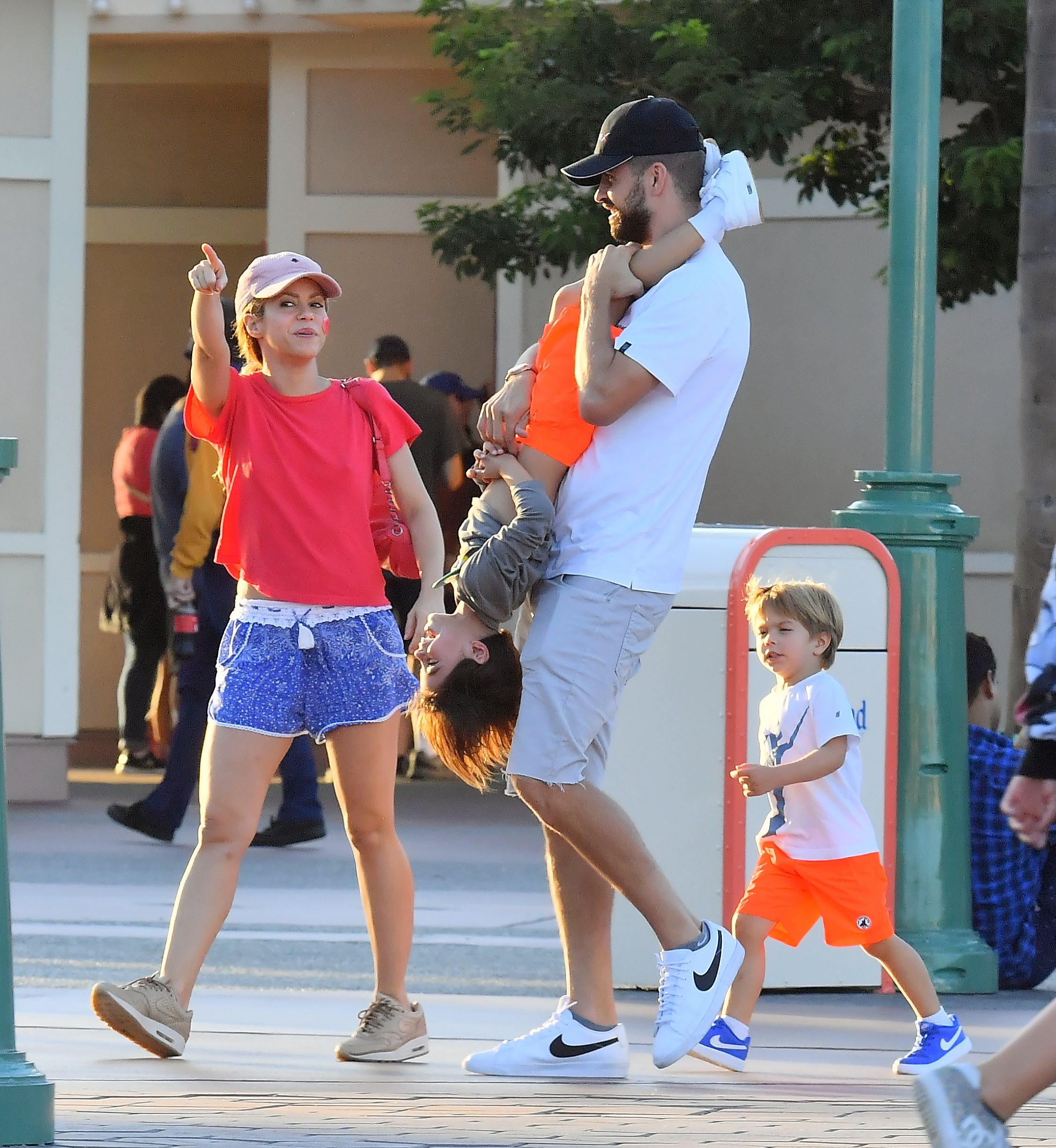 El selfi de Gerard Piqué, Shakira i els fills de vacances a Guipúscoa a fer surf