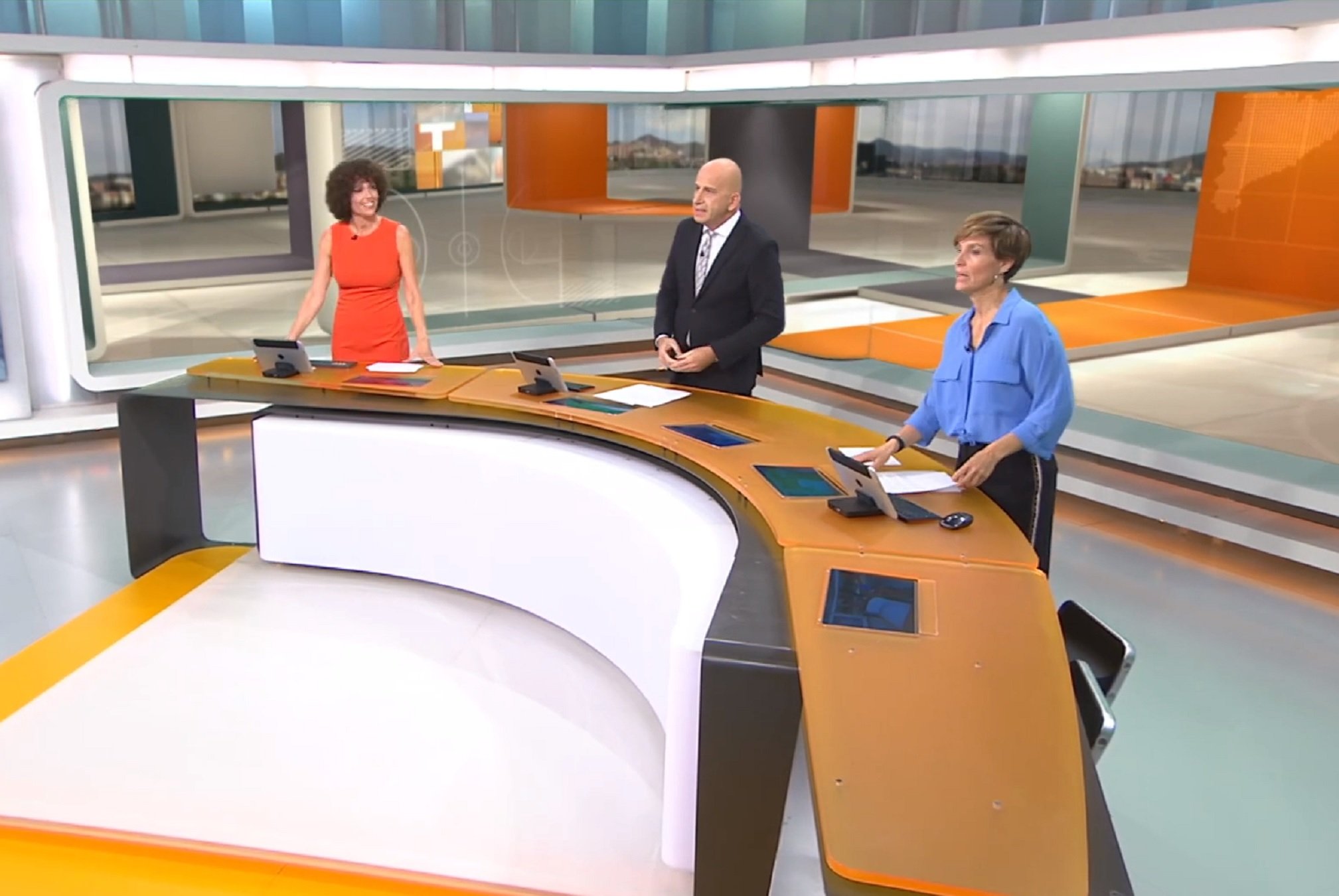 Dues presentadores de TN i Tot es mou de TV3, juntes a un xiringuito fent birres