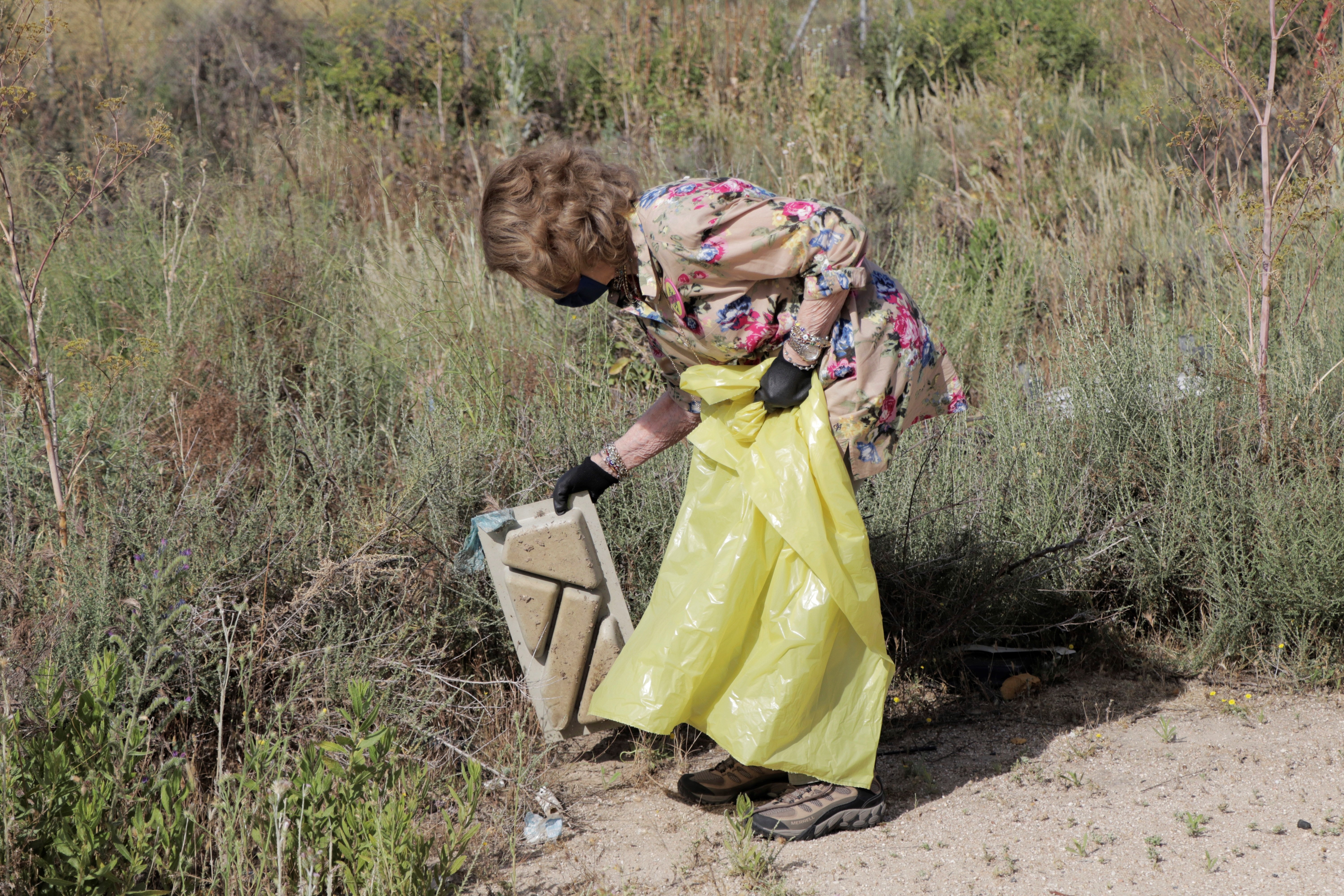 El ridículo look de la reina Sofía enjoyada saliendo a recoger basura al campo