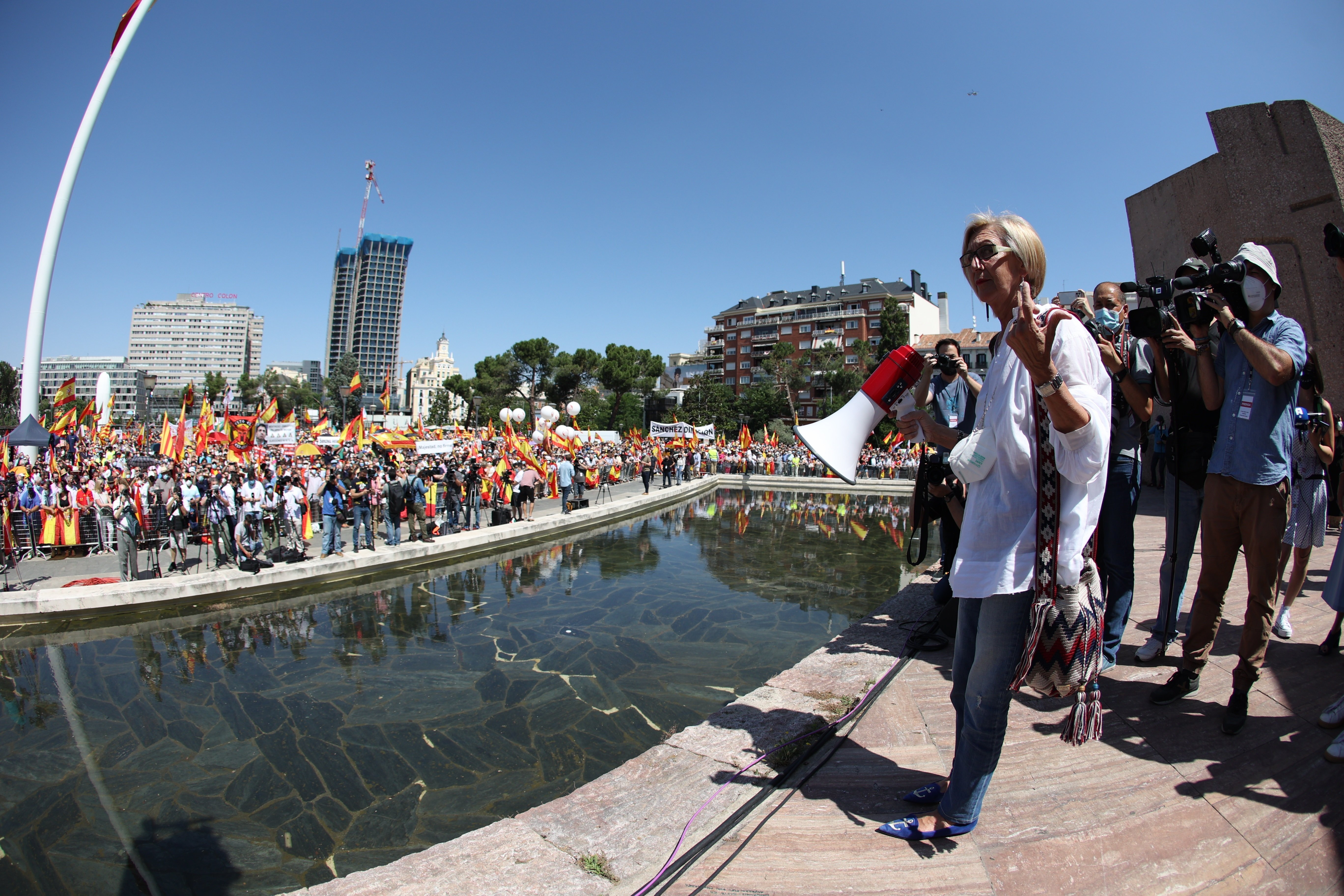 Ridícul de TVE a la manifestació: així ofenen la llengua catalana en els rètols