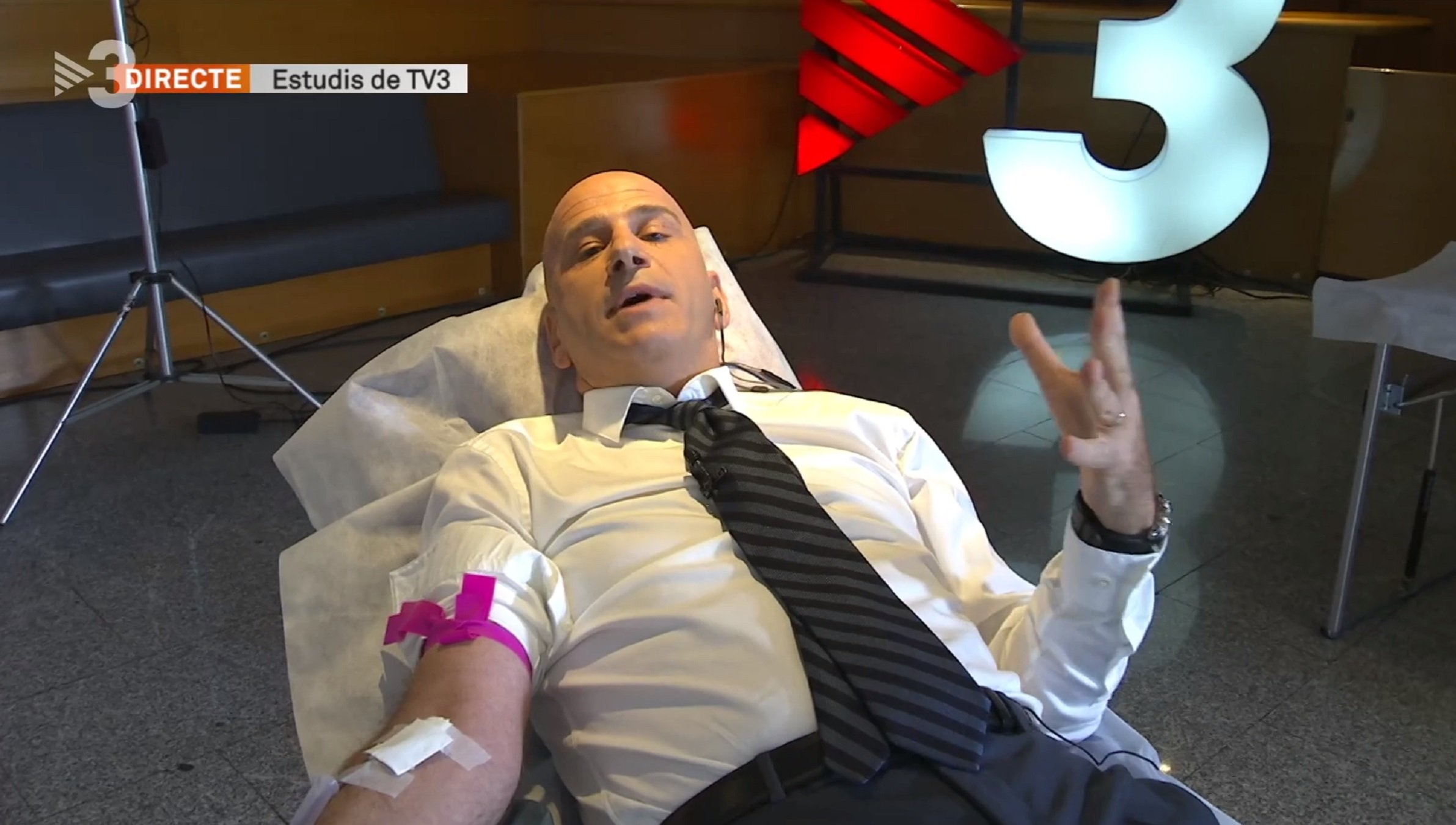 Xavi Coral i dues presentadores de TV3 donen sang en ple TN: "He fet rècord"