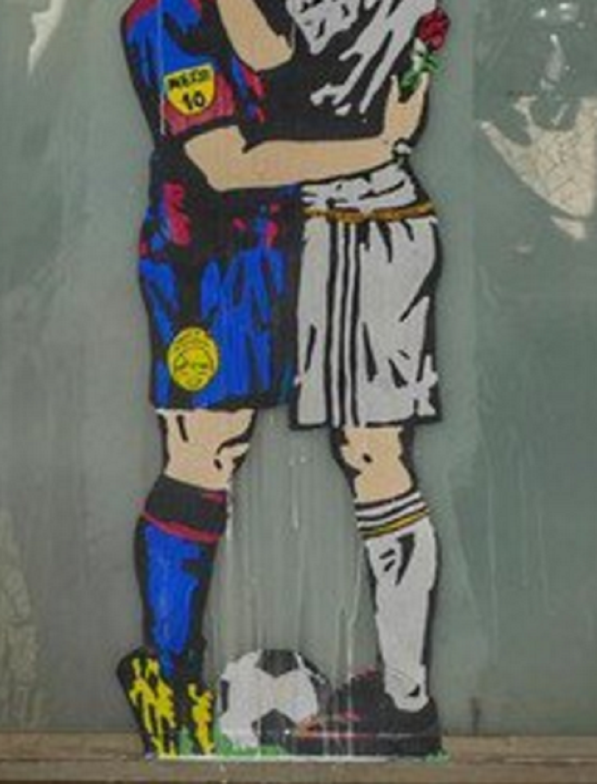 L'apassionat petó de Messi i Cristiano al Passeig de Gràcia