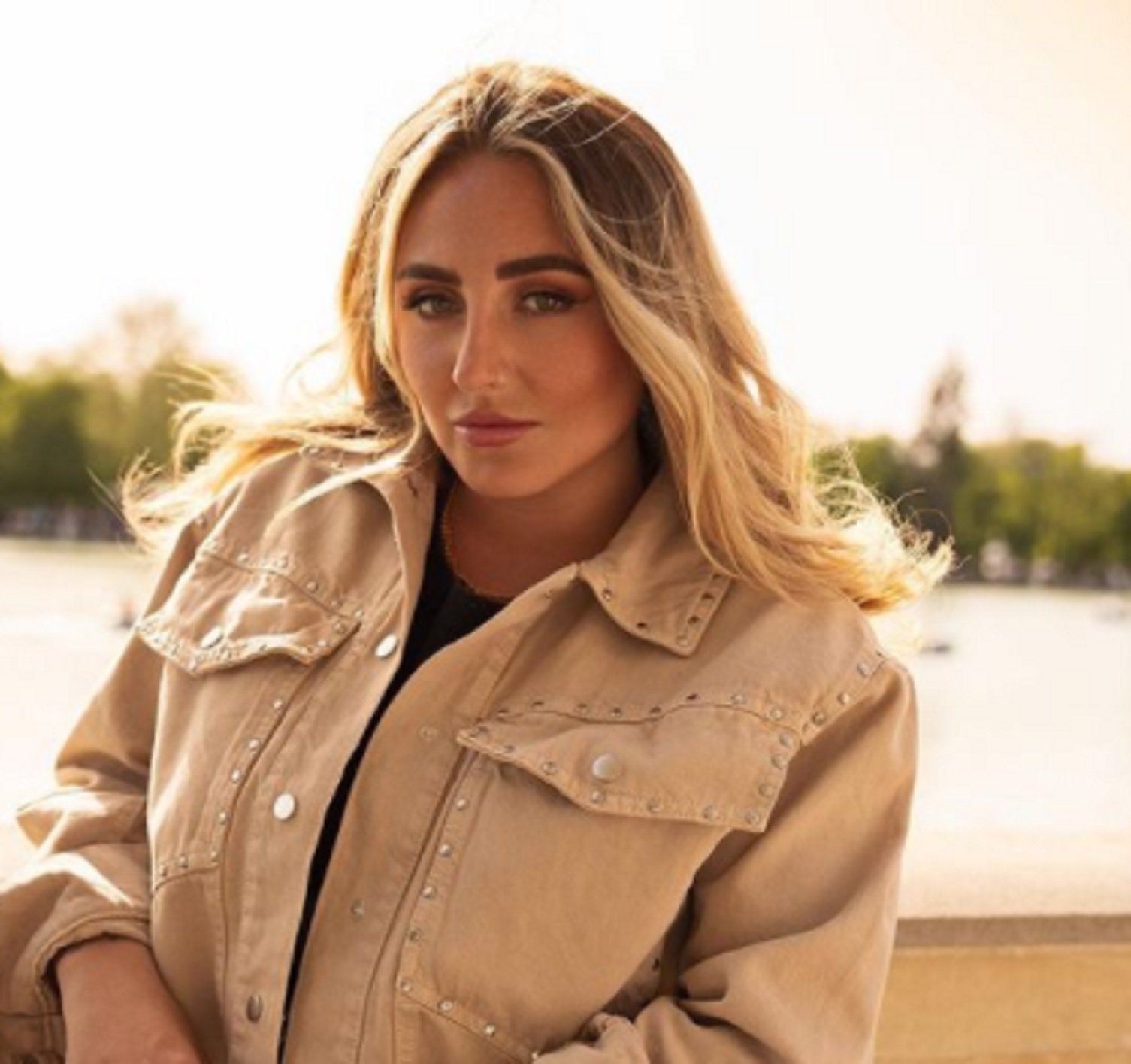 Rocío Flores inaugura la temporada estival con fotos en la playa