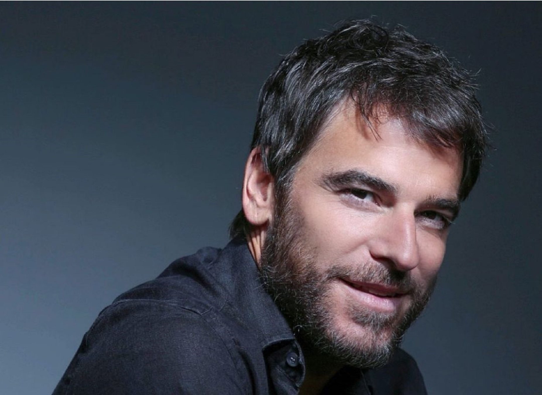 Alfonso Bassave, ex de Jon Kortajarena, a la platja en parella amb Daniel Duboy