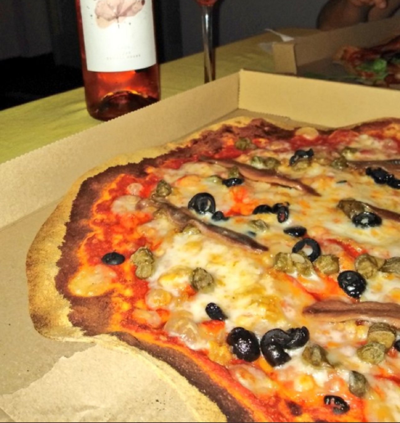 Insulten un VIP de TV3 per sopar pizza italiana celebrant la derrota d'Espanya