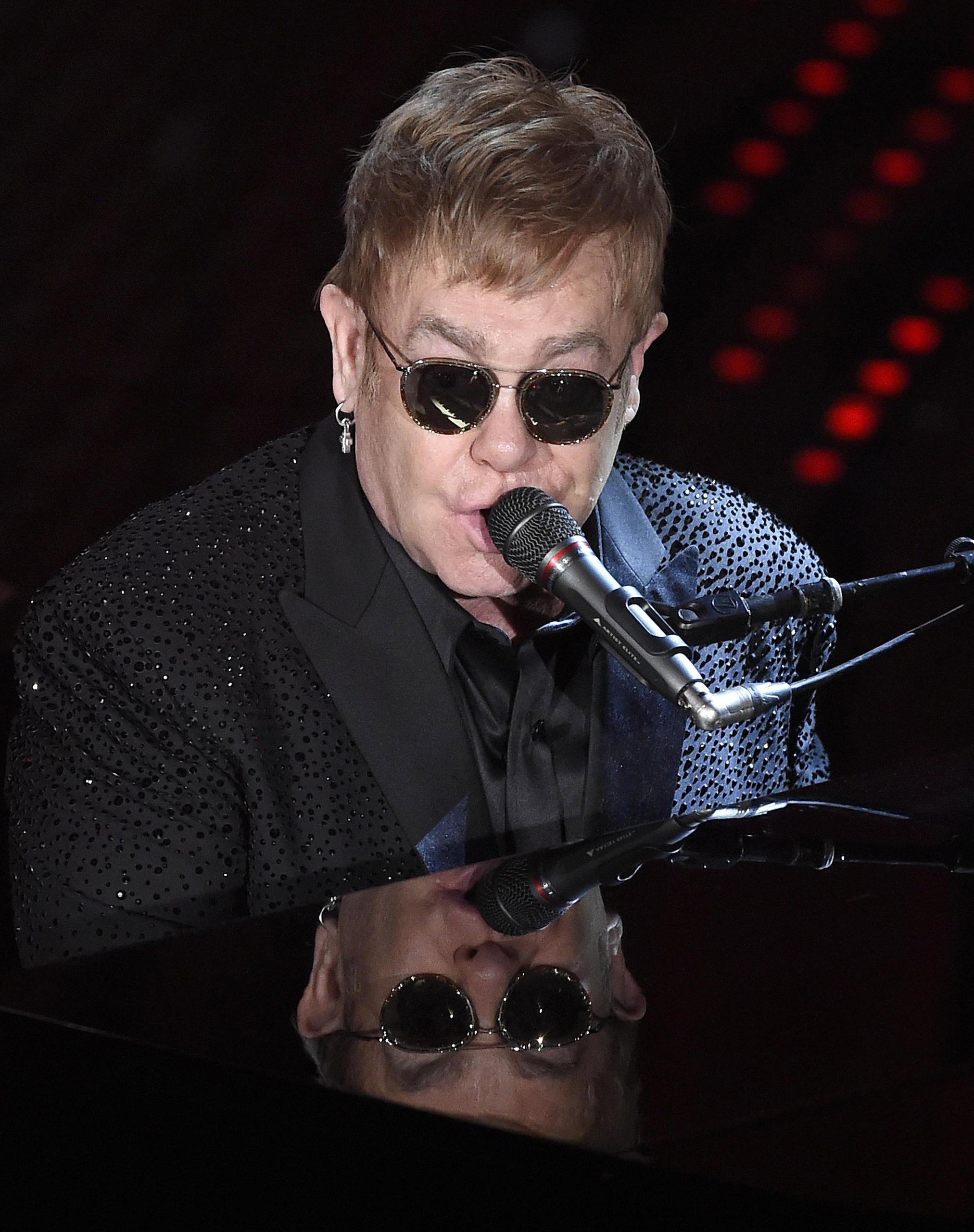 Una infecció molt greu aparta Elton John dels escenaris