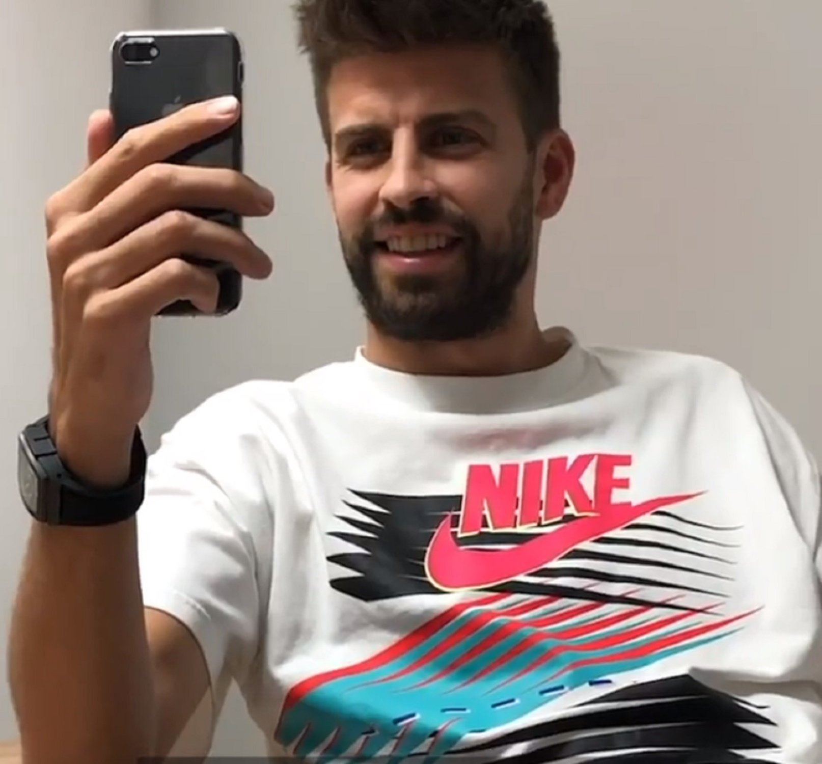 Impactant nou look de Piqué, sembla un altre: què li han dit Basté i Casillas