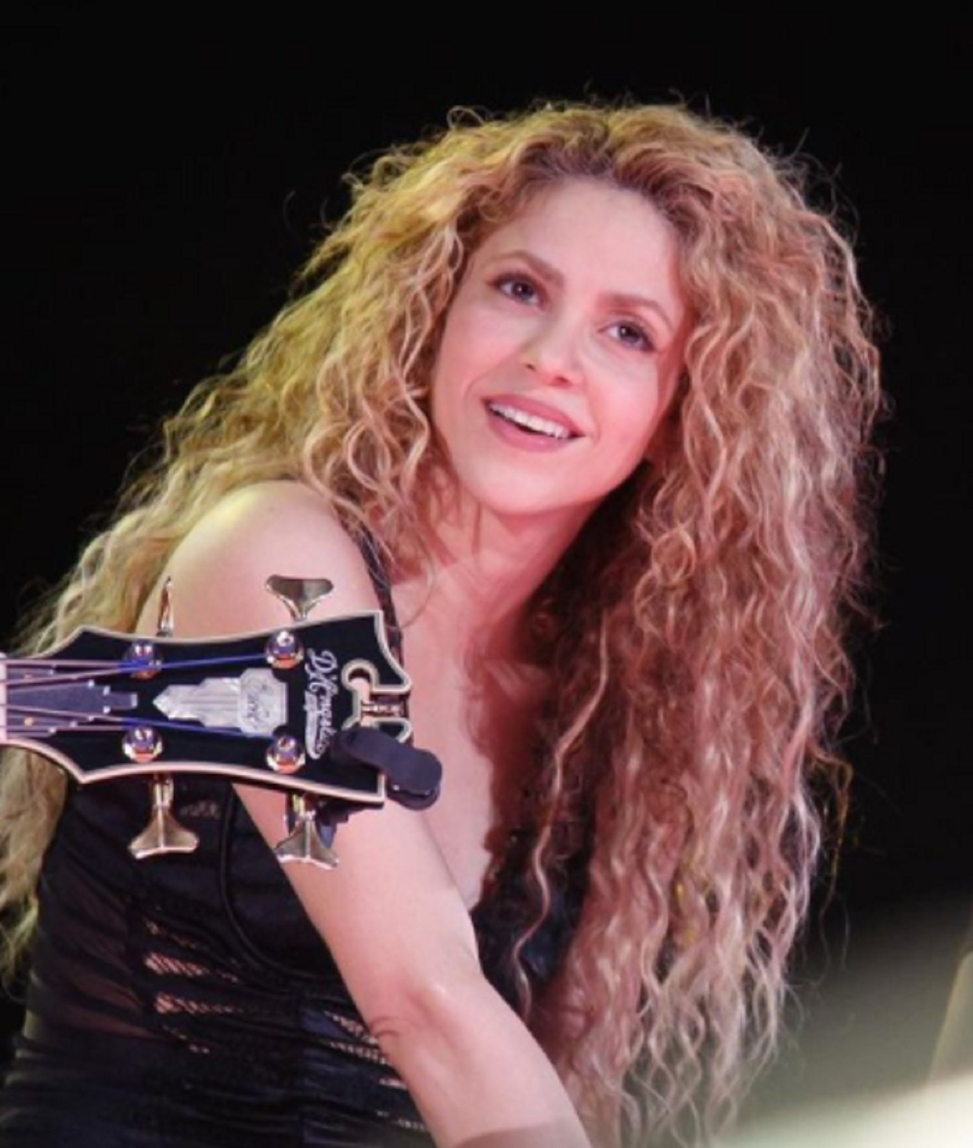 Shakira conduint per l'AP-7 i escoltant la seva emissora catalana preferida