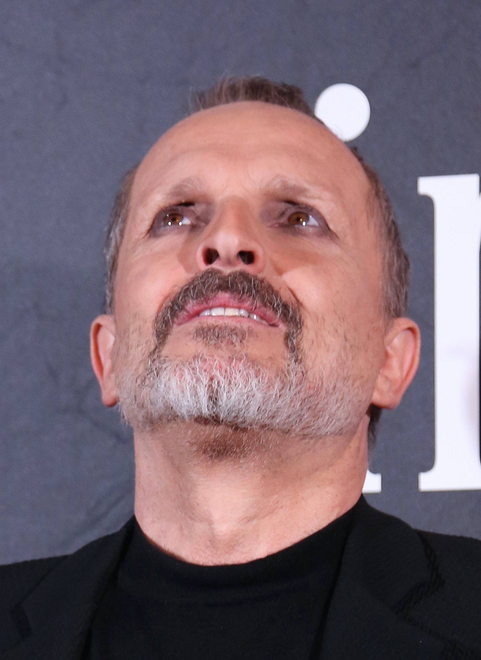 Miguel Bosé en Catalunya y en estado lamentable: show en charla negacionista