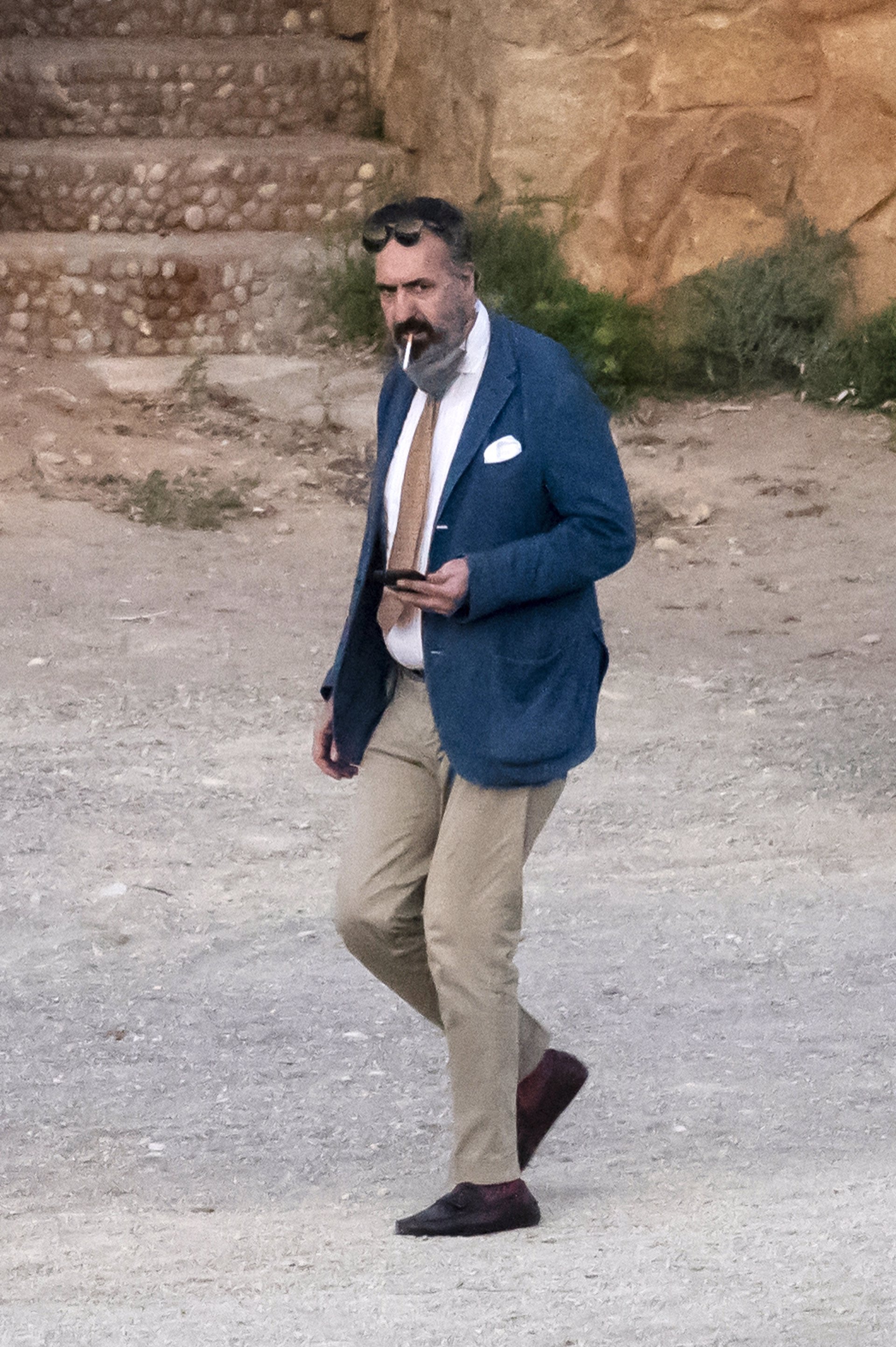 Jaime Marichalar justifica por qué hace el ridículo: traje y corbata en la playa