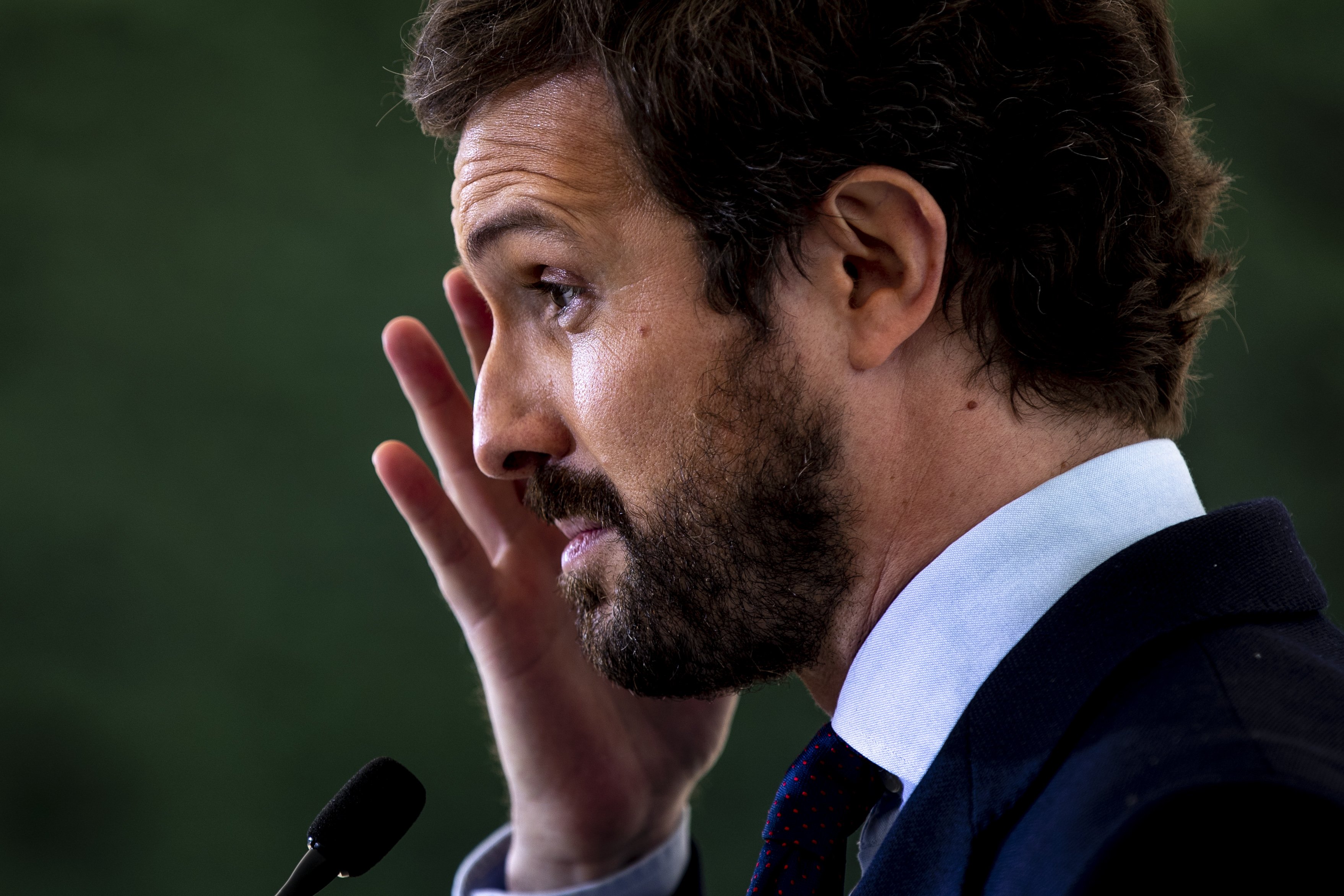 Humiliació brutal a Pablo Casado per escopir contra la unitat del català