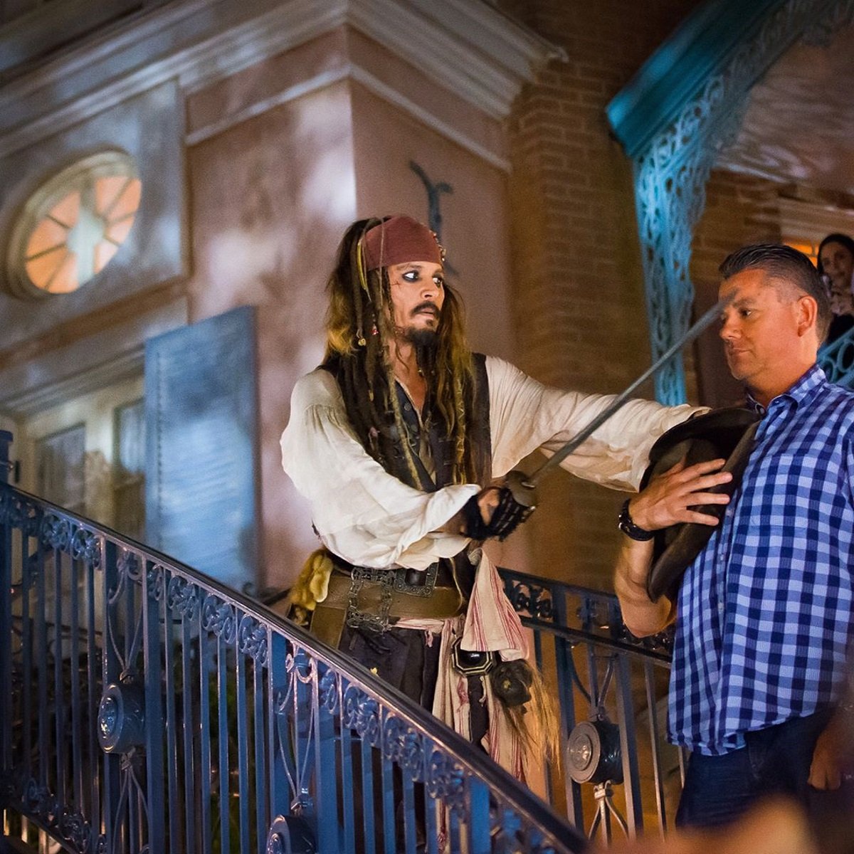 Johnny Depp sorprende en Disneyland con su actuación más inesperada