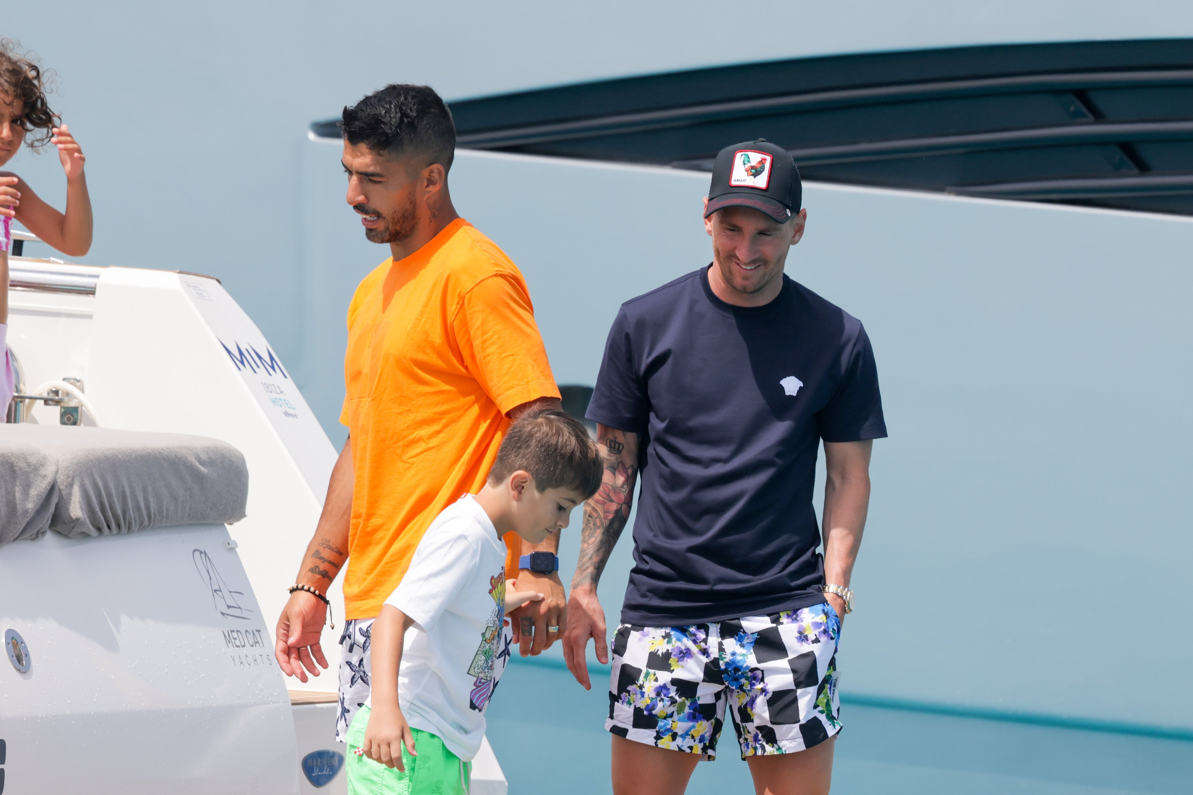 Leo Messi i Luis Suárez, amics íntims a Eivissa en família: fotos al iot