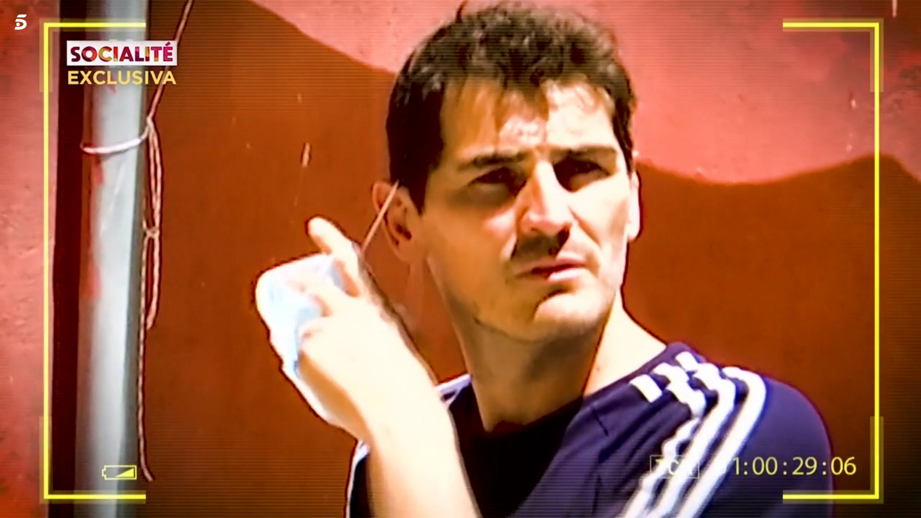 Iker Casillas fins els nassos de Telecinco: s'encara a reportera al seu poble