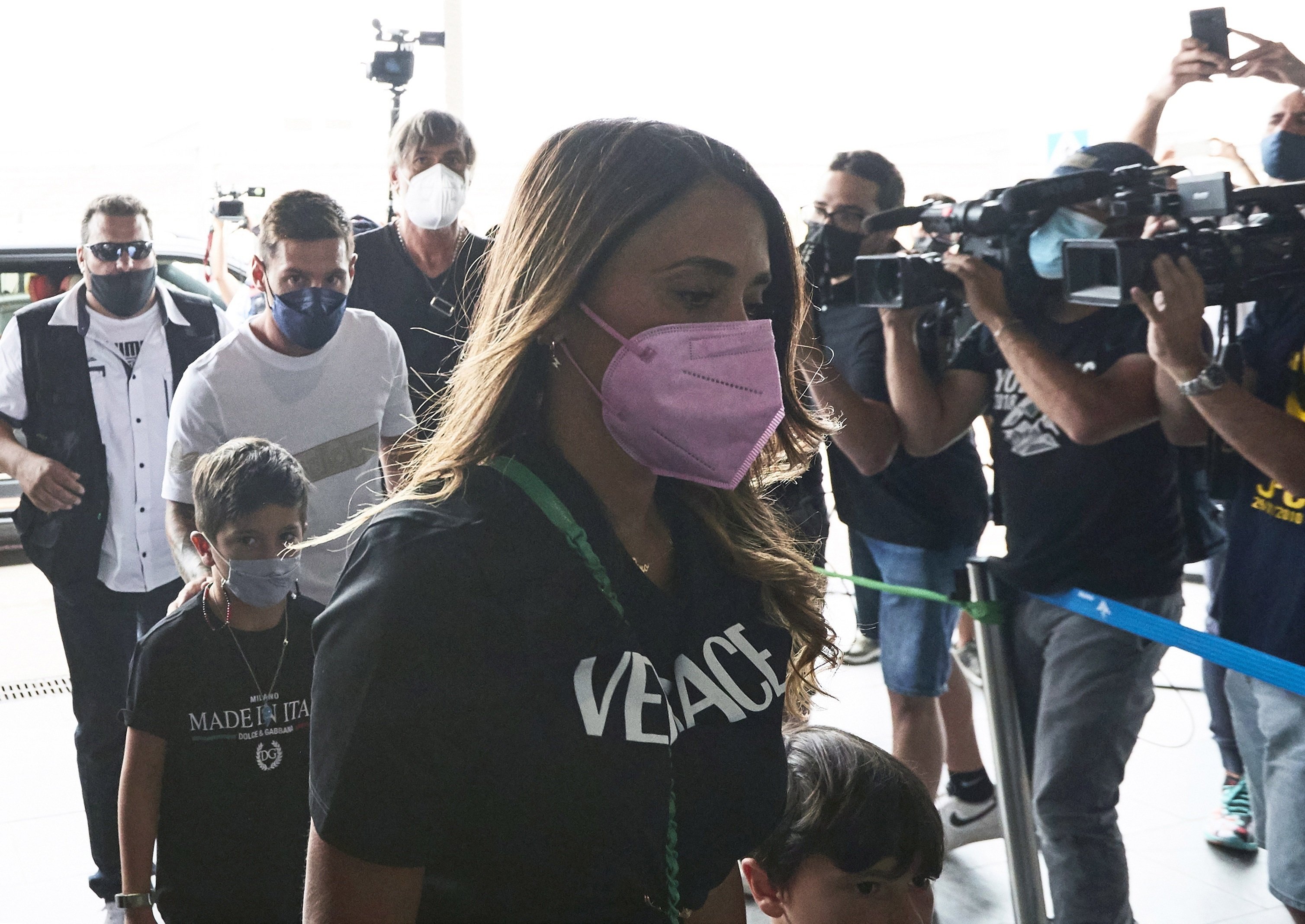 Gesto final de Antonela Roccuzzo y Leo Messi: foto en el avión camino de París