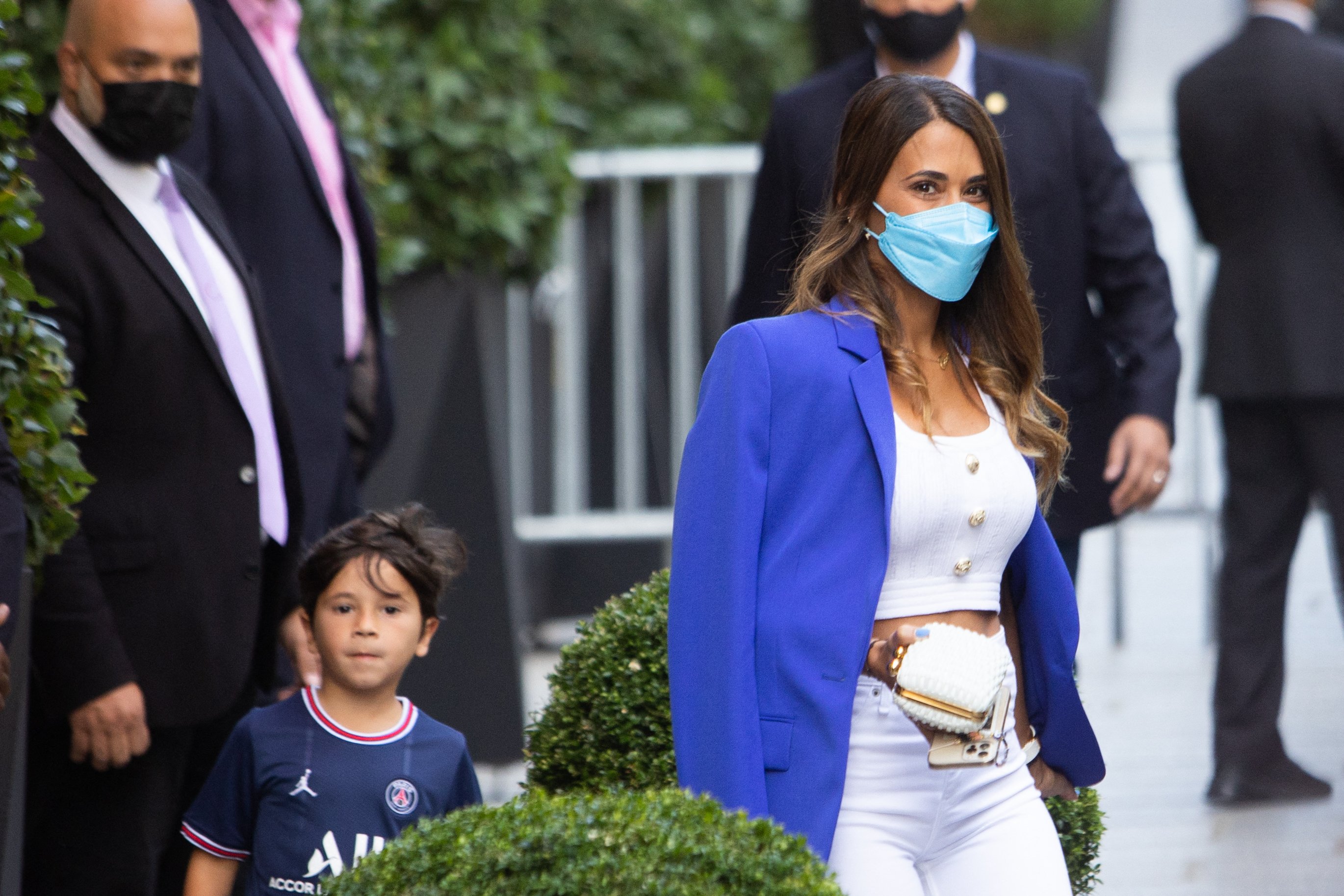 Thiago Messi se niega a vestir la primera camiseta del PSG y pone muy mala cara