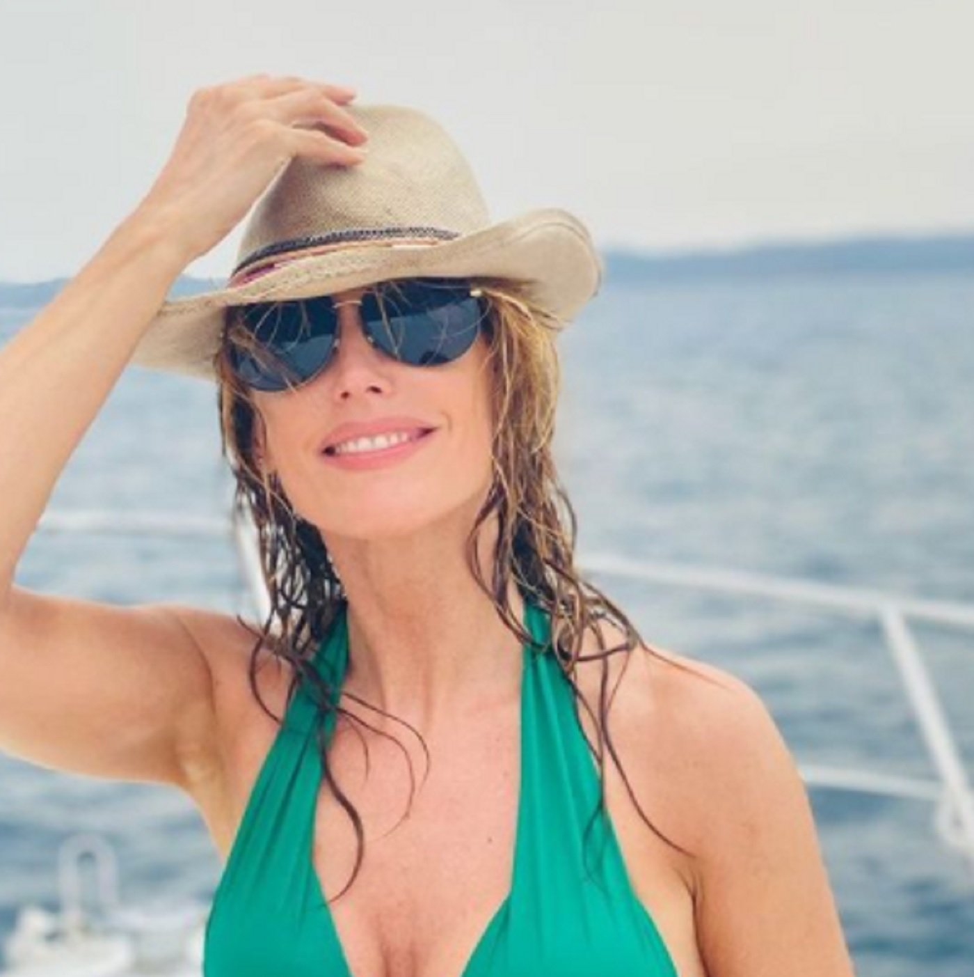 Tres increíbles fotos de Emma García en playa de cuerpo entero a sus 48 años