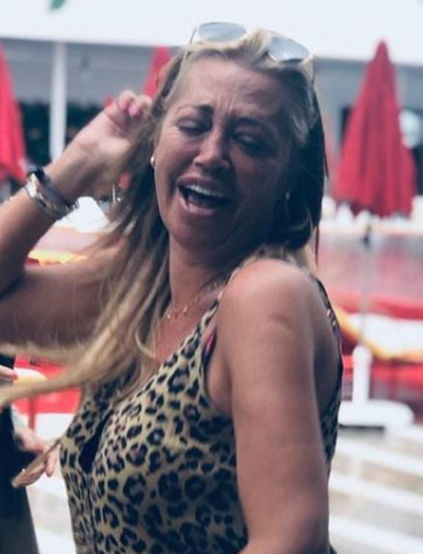 Belén Esteban, lujo en alta mar: enorme yate, copa de vino blanco y bikini negro