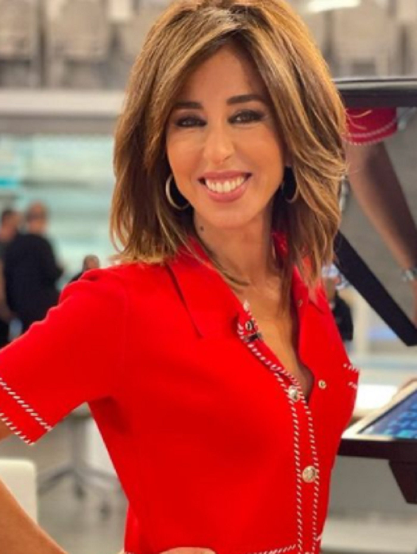 Ana Terradillos, sustituta de Ana Rosa, en la playa de Ibiza con un amigo