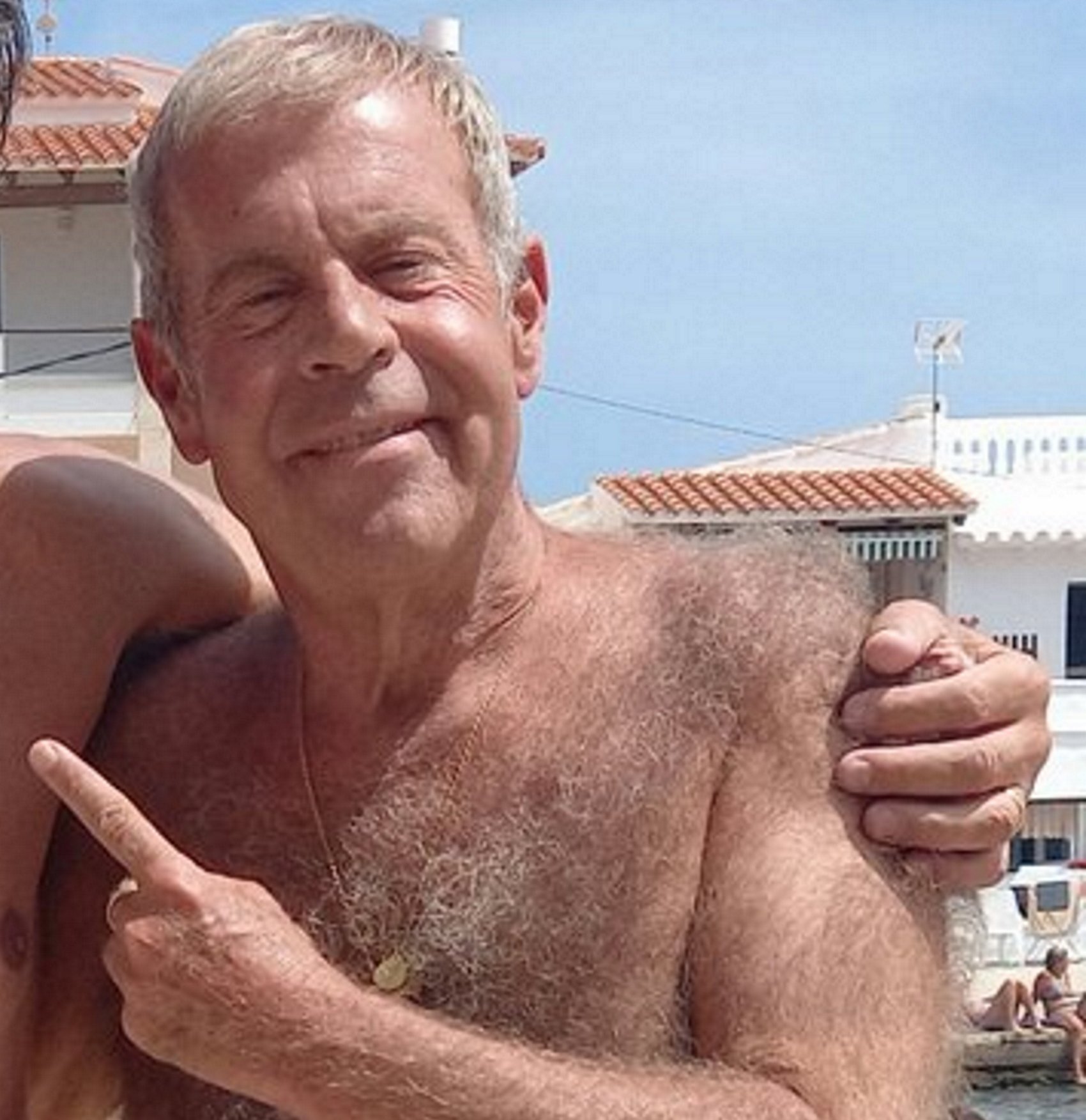 Tomás Guasch a la platja abraçat a famós exjugador del Barça: “gente normal"