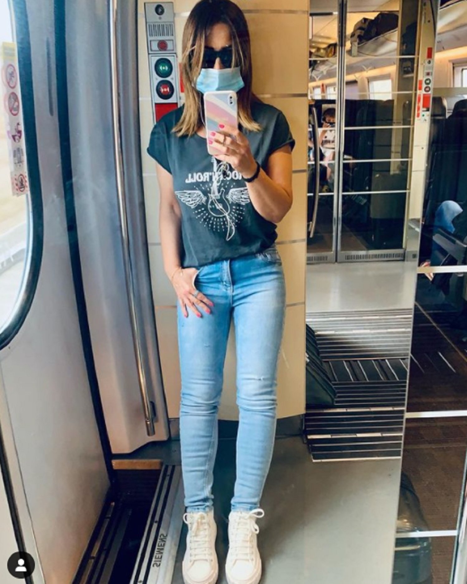 Laura Fa estalla de buena mañana en el tren para Madrid: "Dejad de dar por saco"