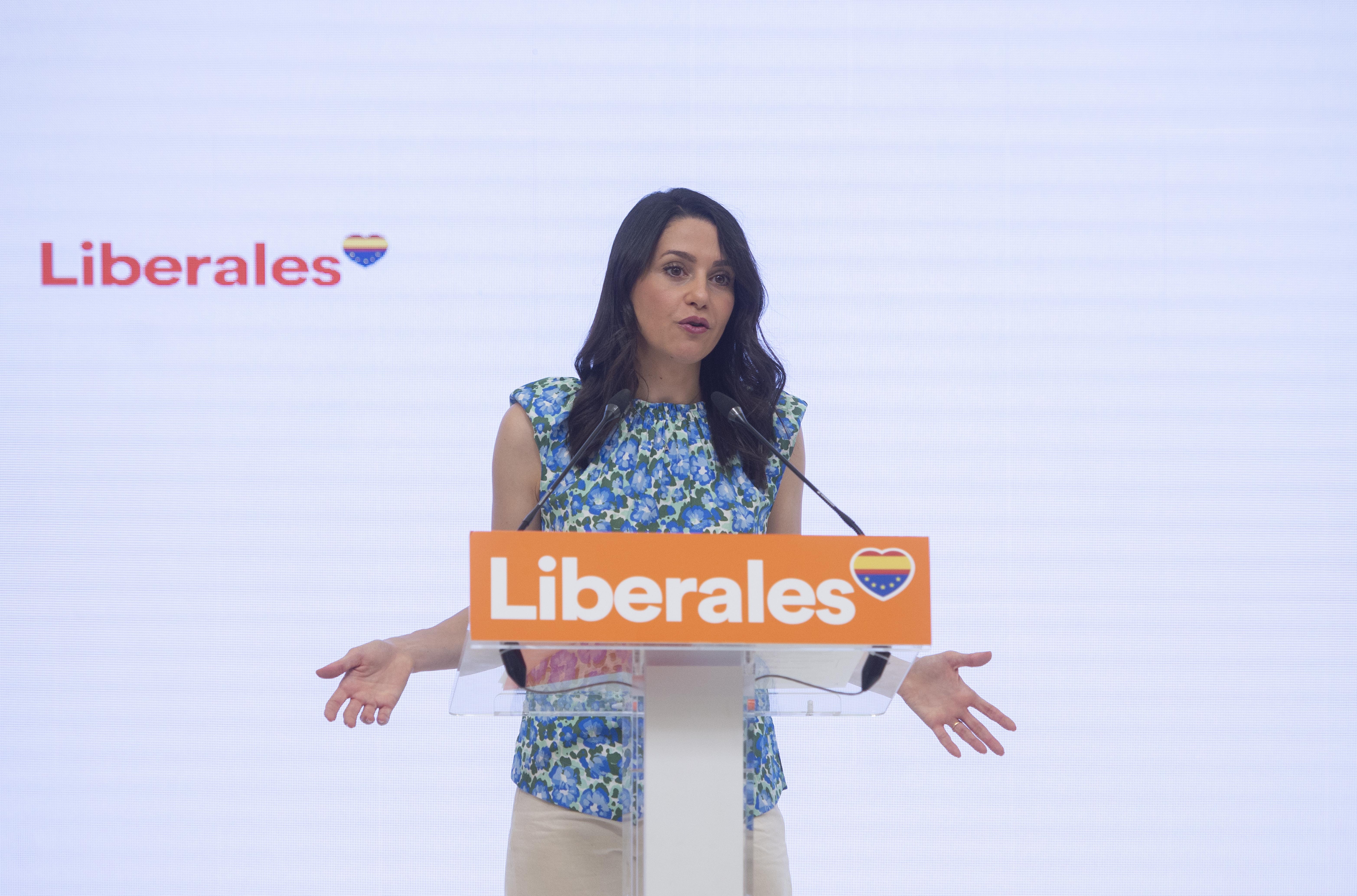 Inés Arrimadas ataca l'escola en català i rep una allisada: "eres muy pesada"