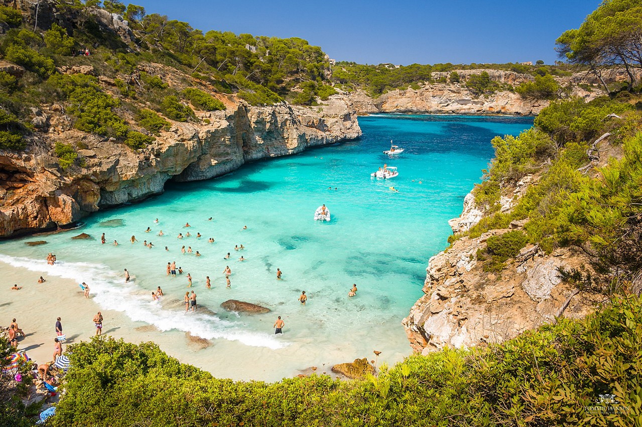 Cantantes y televisivos furiosos por el alud de turistas en una cala de Mallorca