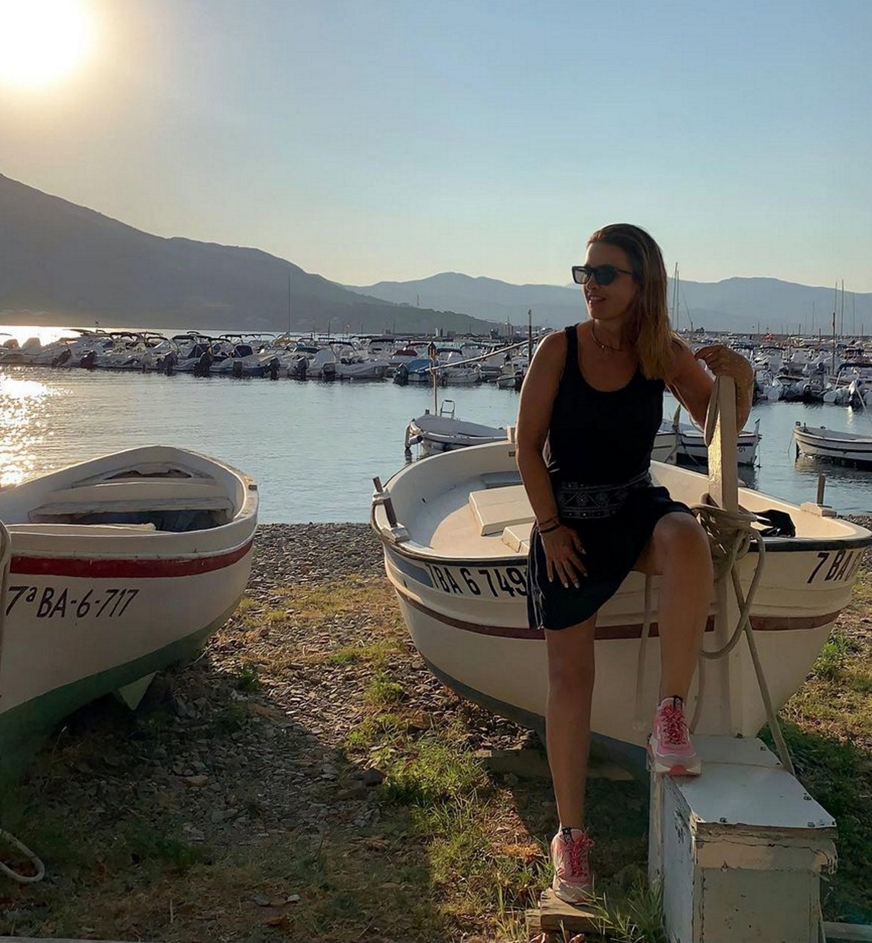 Laura Fa en el paraíso del Cap de Creus presumiendo de nuevo juguete acuático