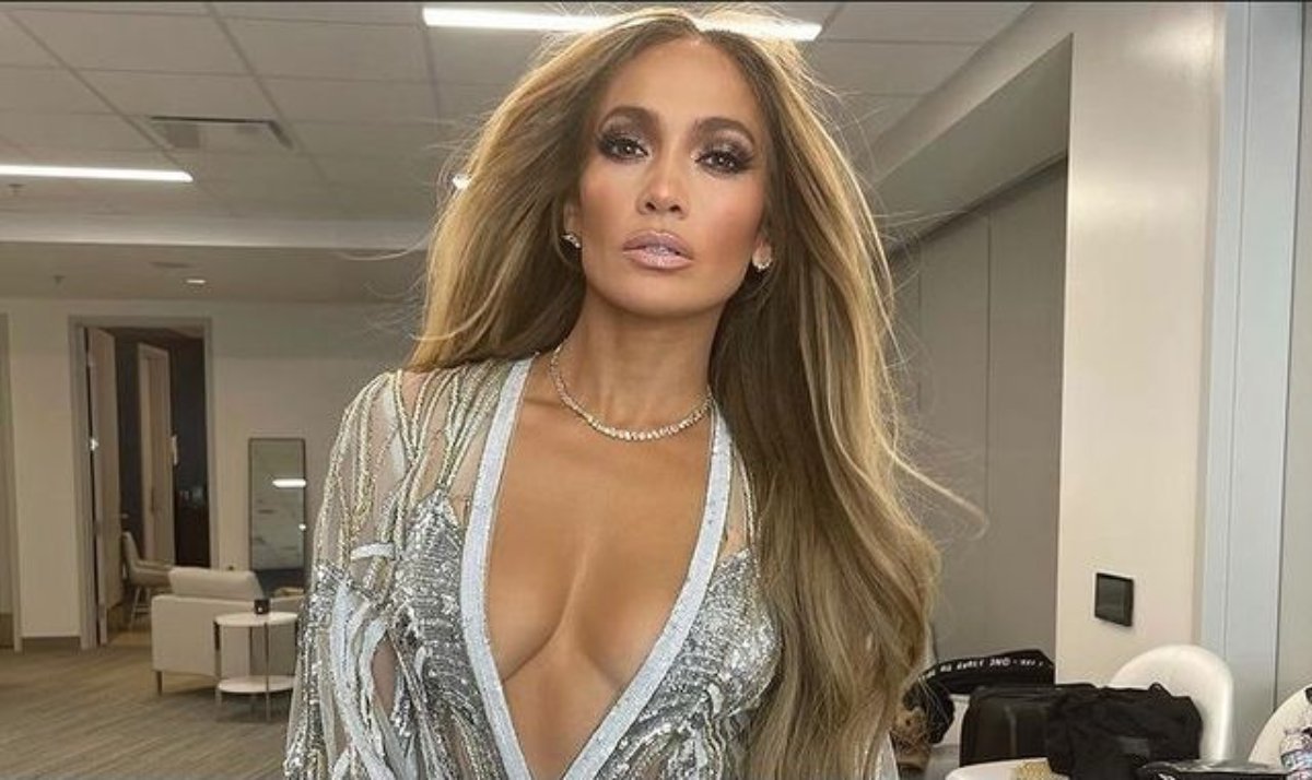 Look milionari de Jennifer López amb preguntes apuntant al mateix lloc: "Què t'has fet a la cara?"