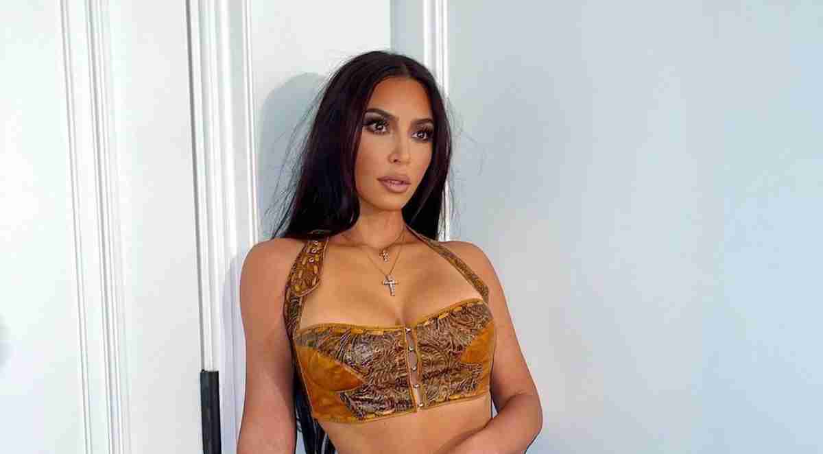 Kim Kardashian ensenya una de les seves mans i porta més d'1 milió dòlars a sobre