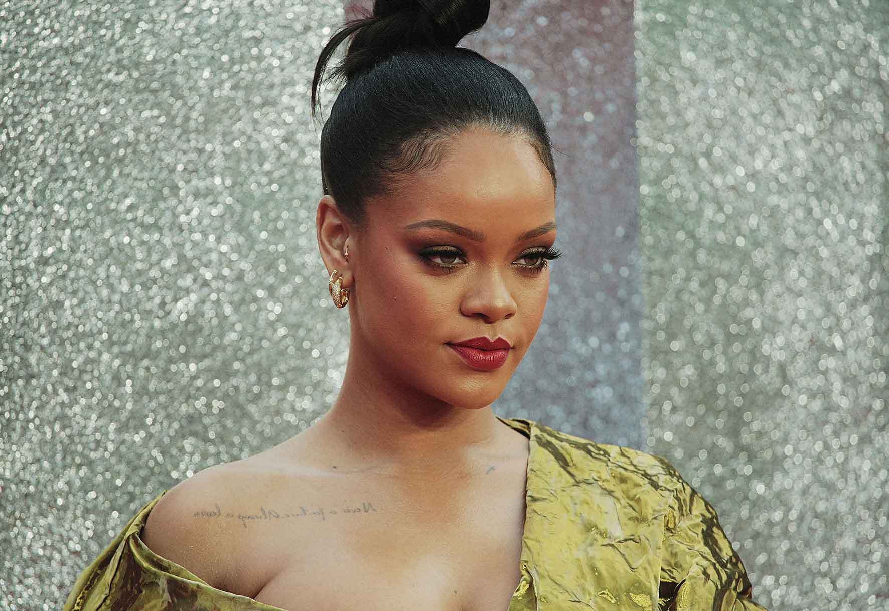 Rihanna logra millones con una grabación en una habitación de hotel hecha  desde el edificio de en...