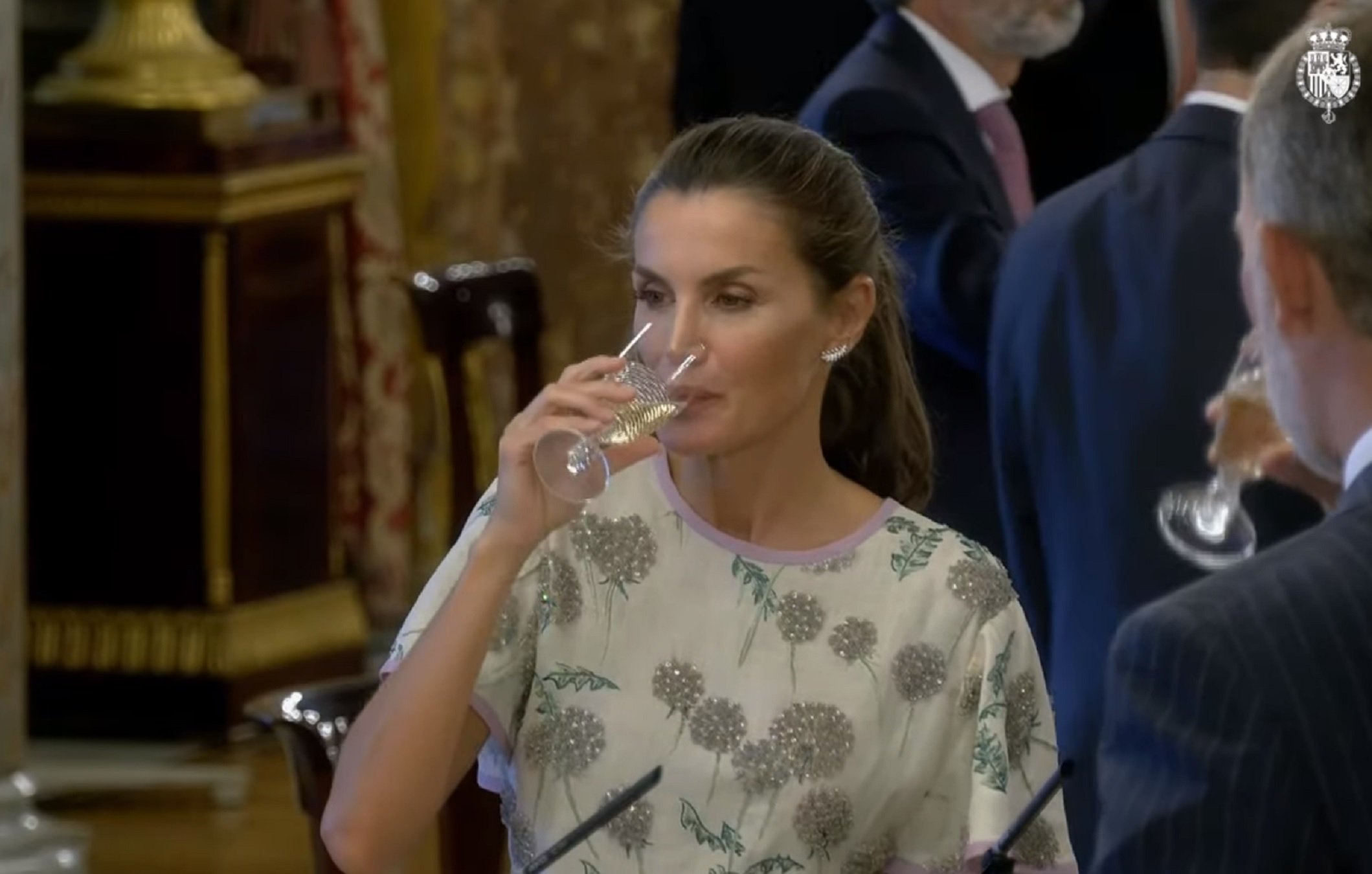 Letizia hace eses, conduce ebria e incomoda a escoltas masculinos: arde Zarzuela