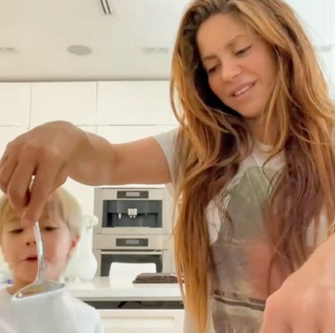 Shakira responde a Piqué y Clara Chía con una foto desayunando con Milan y Sasha