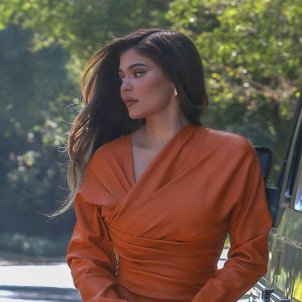 Kylie Jenner al salir de su coche