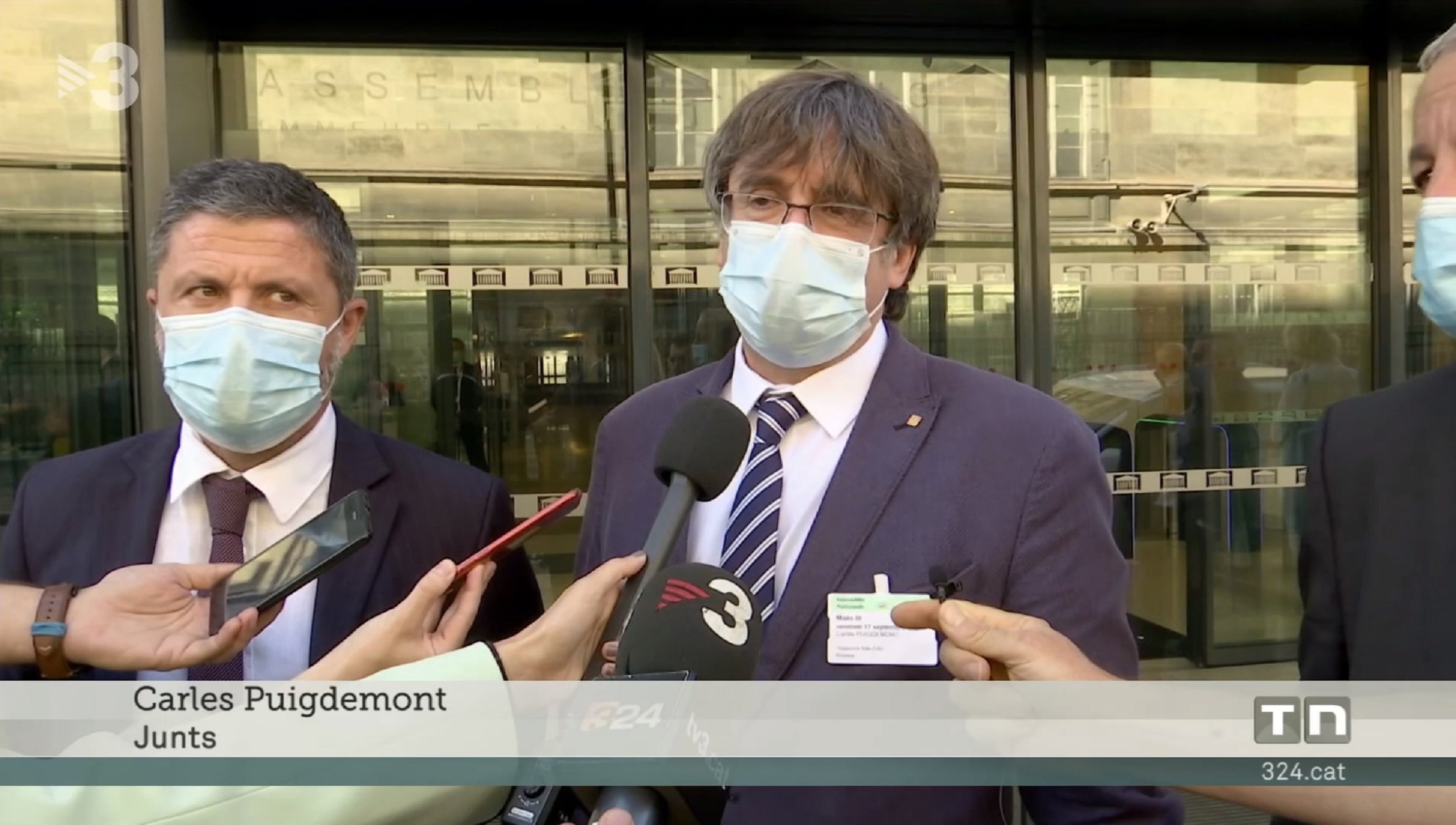 Críticas al letrero y al trato que recibe Carles Puigdemont en TV3: "vergüenza"