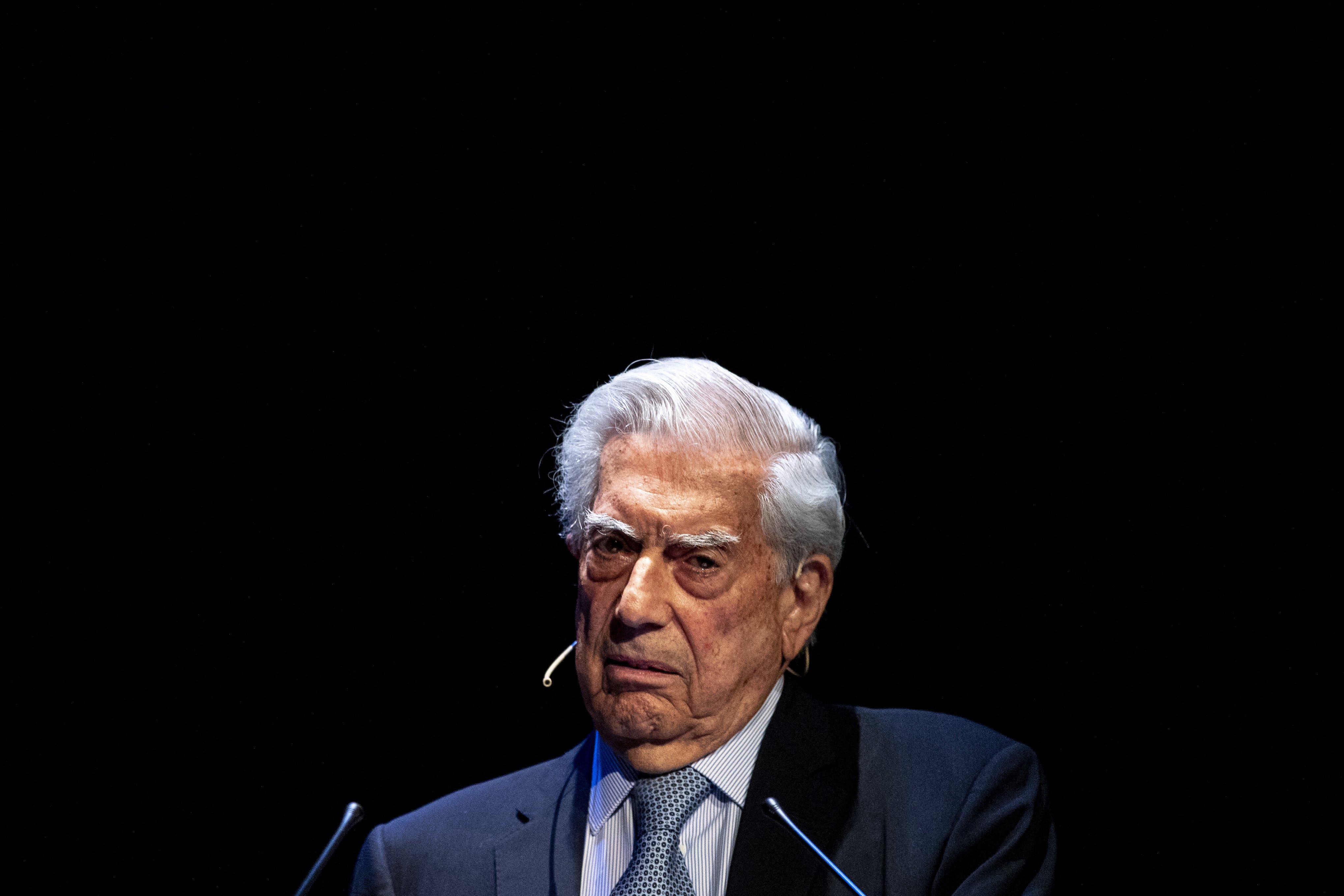 Mario Vargas Llosa insulta a los catalanes y Laura Fa lo hunde por ignorante