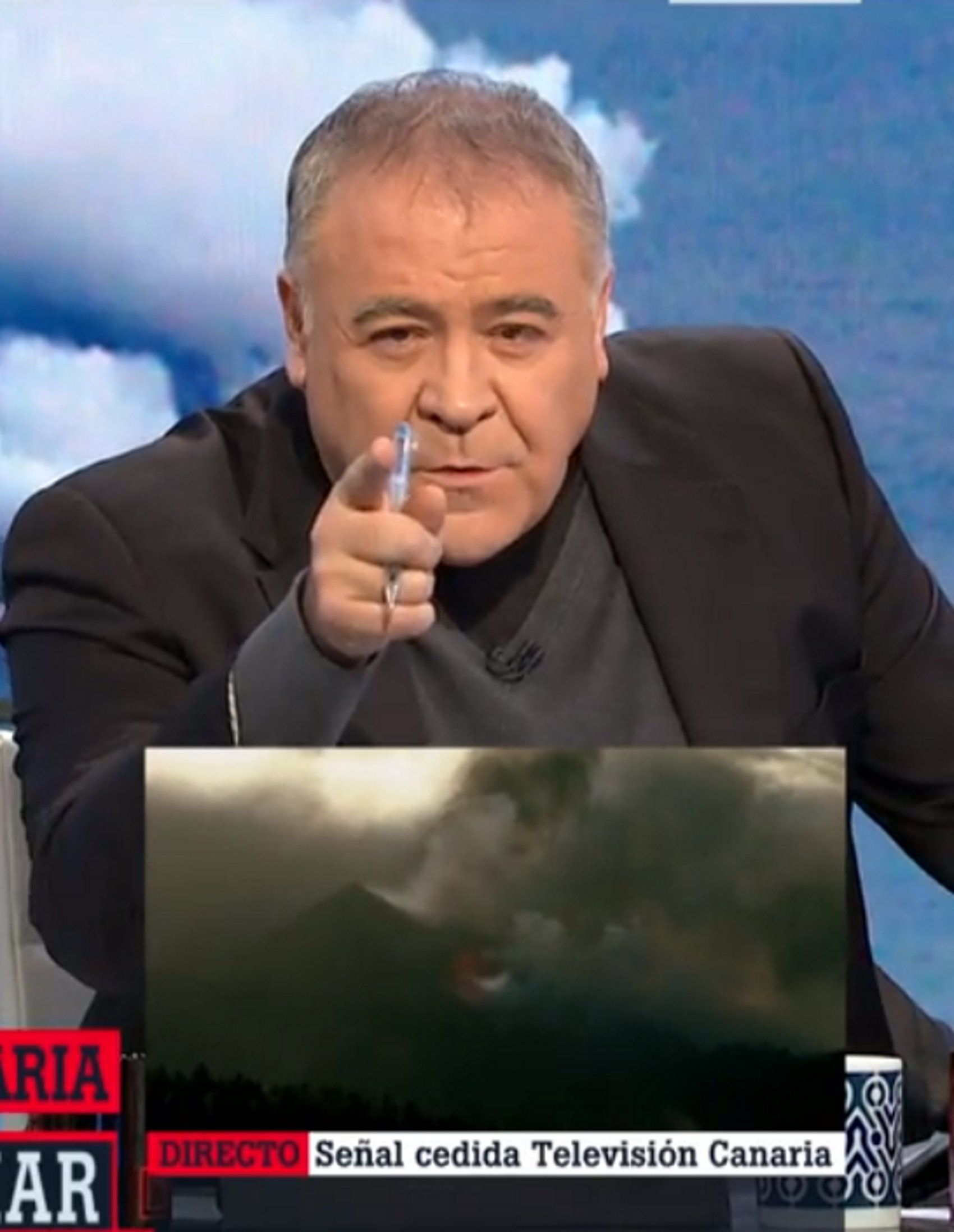 Ferreras eclipsa el volcán con su aspecto en directo. Hazmerreír de las redes