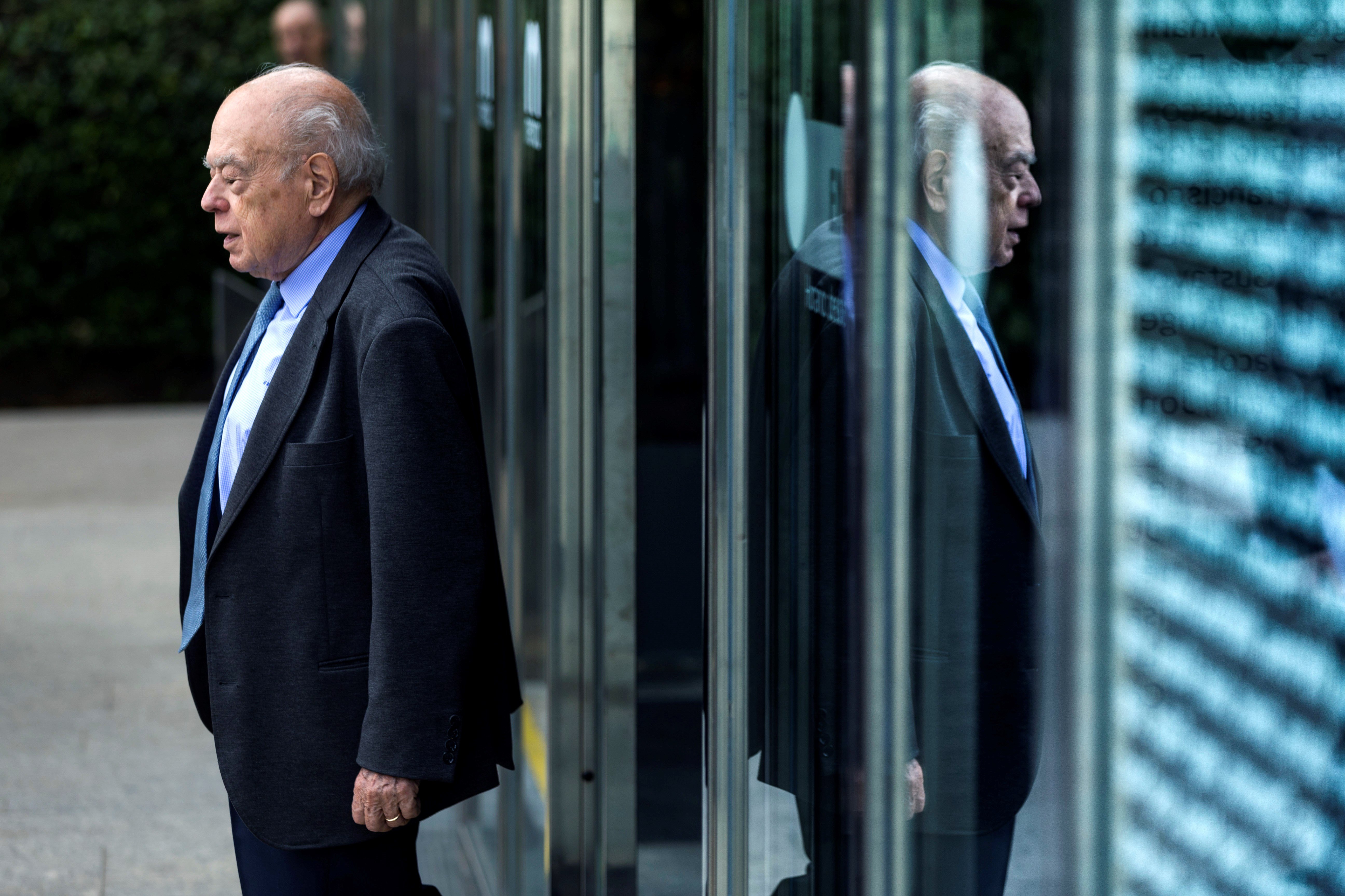 Jordi Pujol fuera del hospital con buena cara en un acto con dos VIPS de TV3