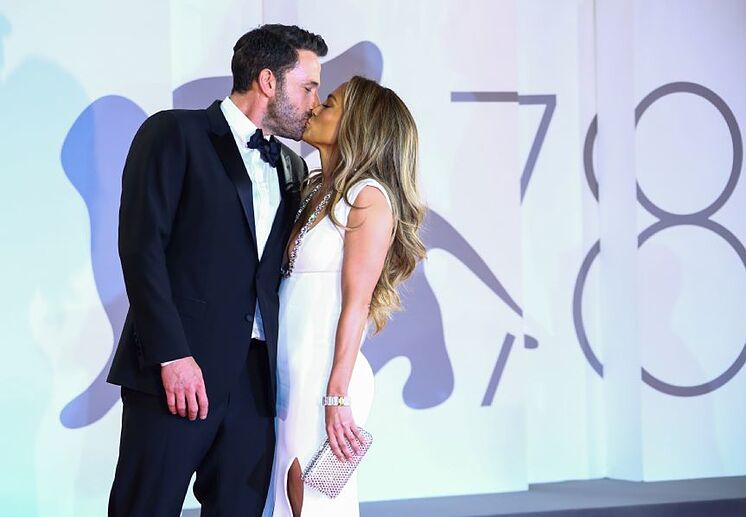 Jennifer López y Ben Affleck, dos enamorados en el partido Lakers-Celtics en el Staples Center de Los Ángeles