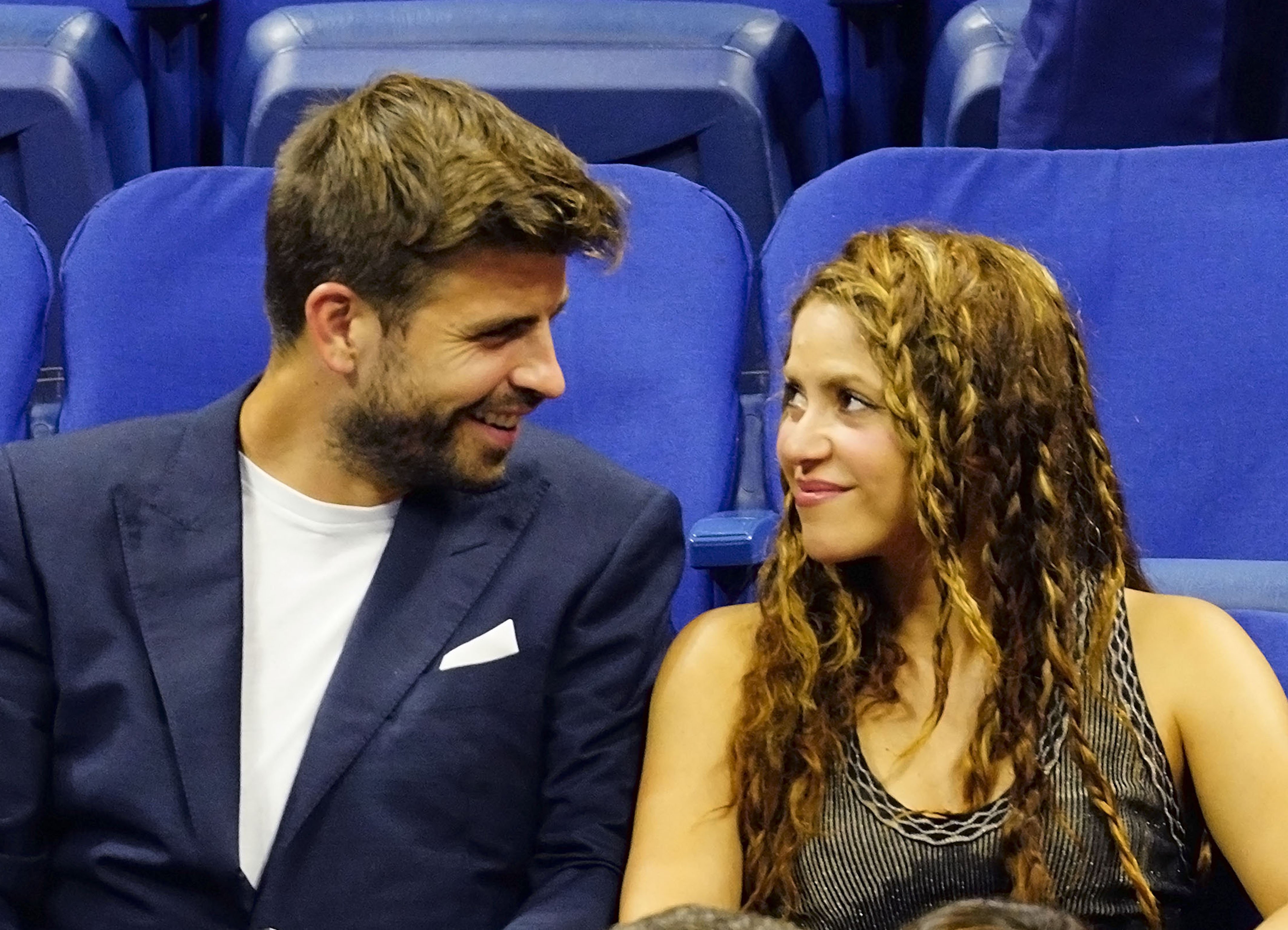 Shakira y Piqué pagan 100 mil euros: nuevo lujo vestidos en chándal y calcetines