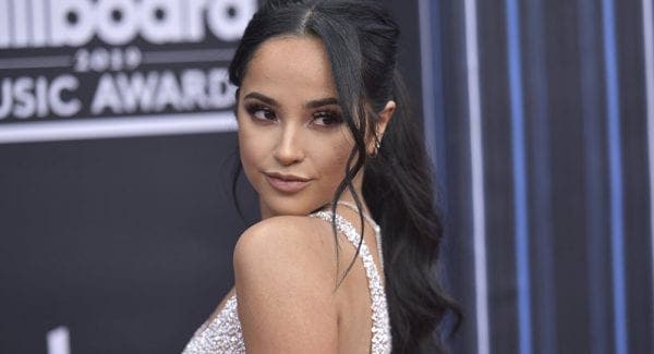 Va copiar Becky G a Kendall Jenner als Grammy Llatins?