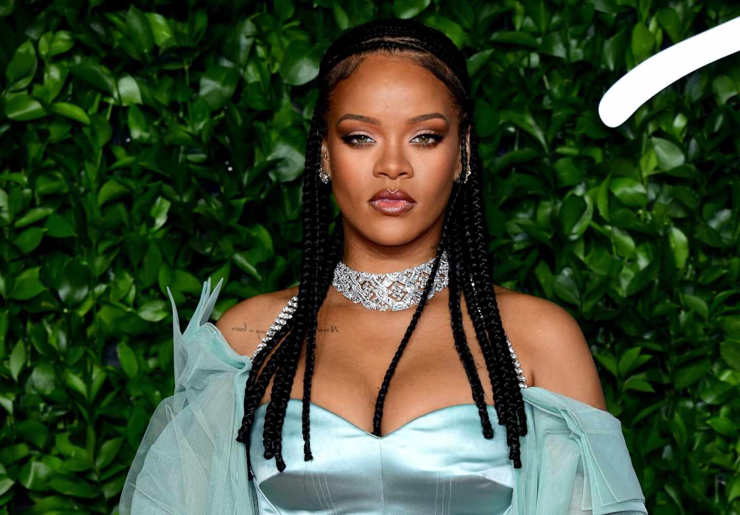 Zara tiene la versión low cost del abrigo verde con el que Rihanna cenó en Nueva York hace un par de noches