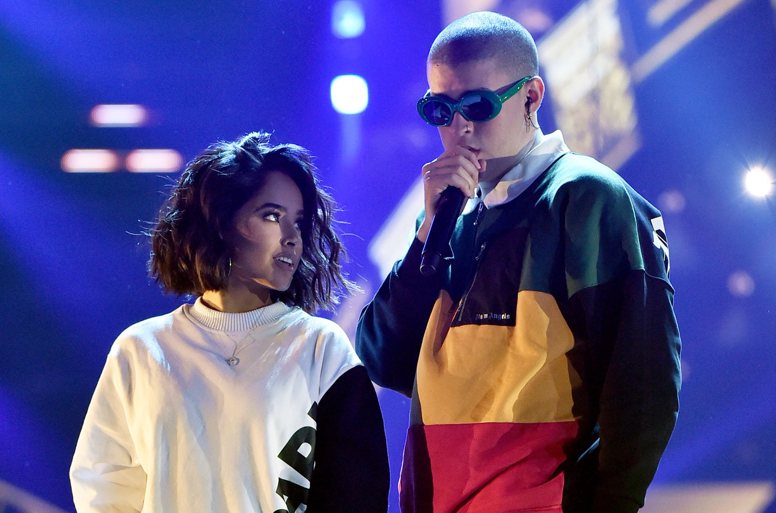 Bad Bunny sorprèn Becky G fent una portada vestit amb una faldilla