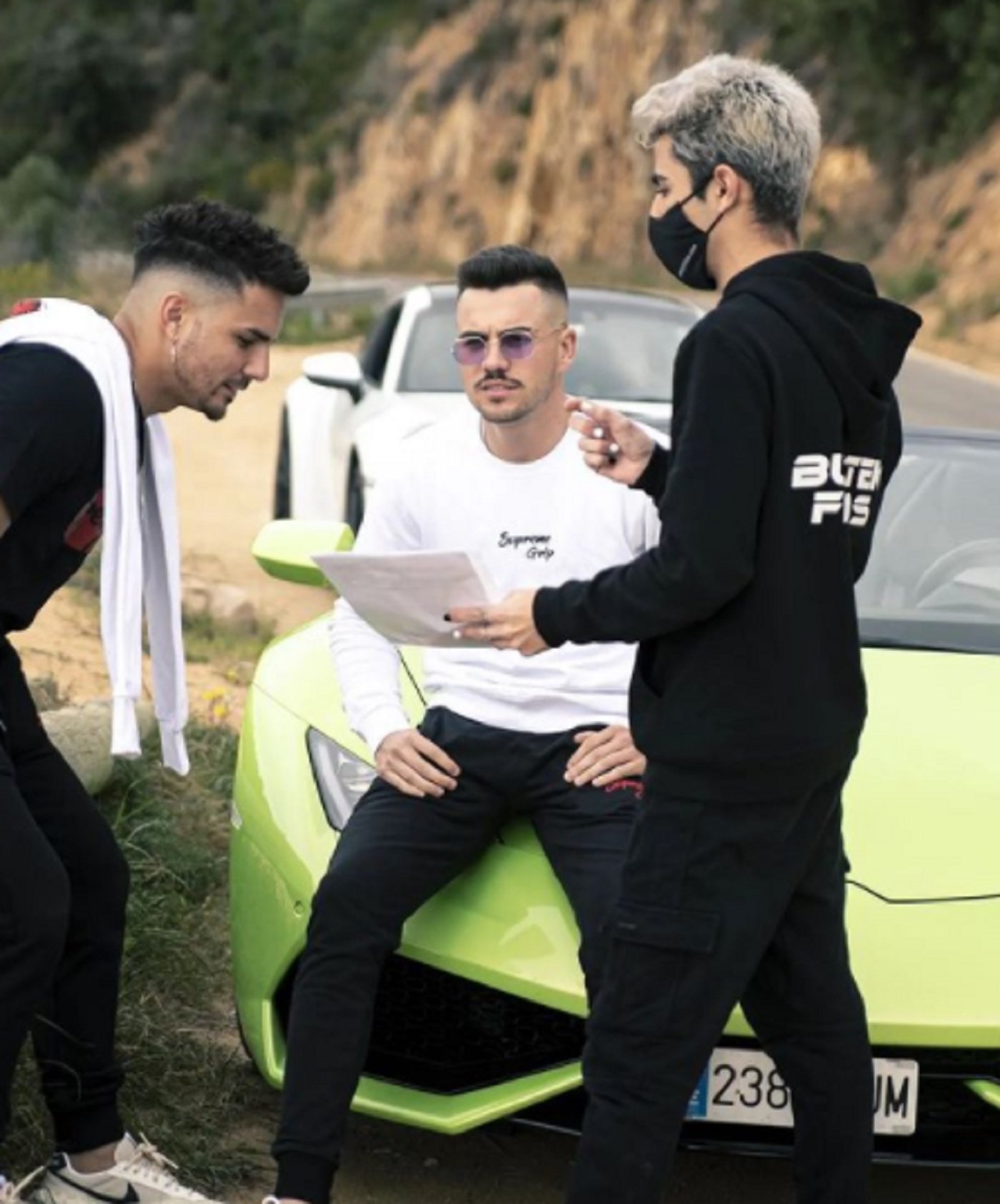 Destrossen el cotxe BMW d'un famós de Telecinco: vidres rebentats i sense volant