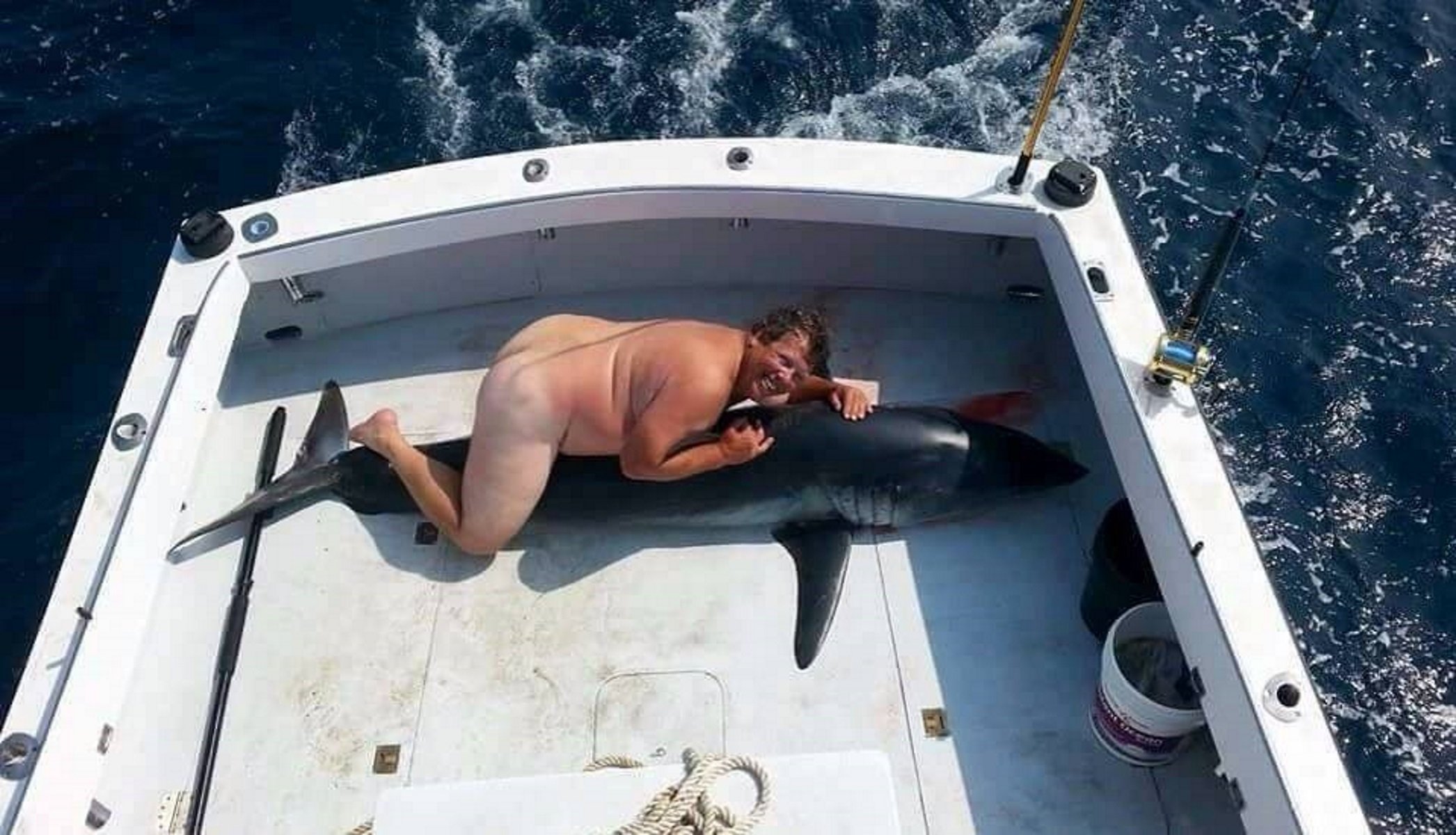 El misterio del hombre que aparece desnudo sobre un tiburón