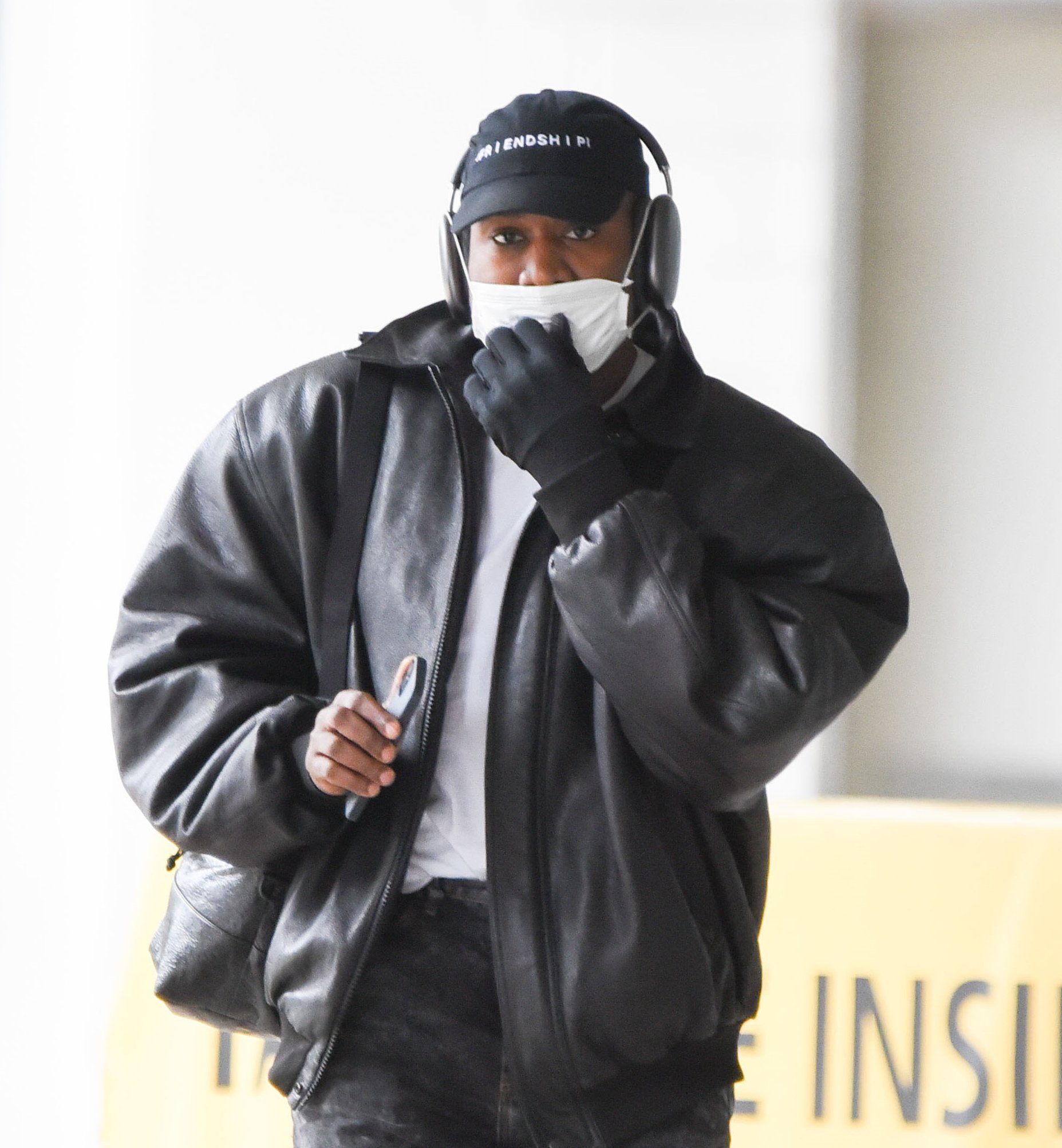 S'ha tornat boig! El nou look de Kanye West per passar inadvertit als aeroports