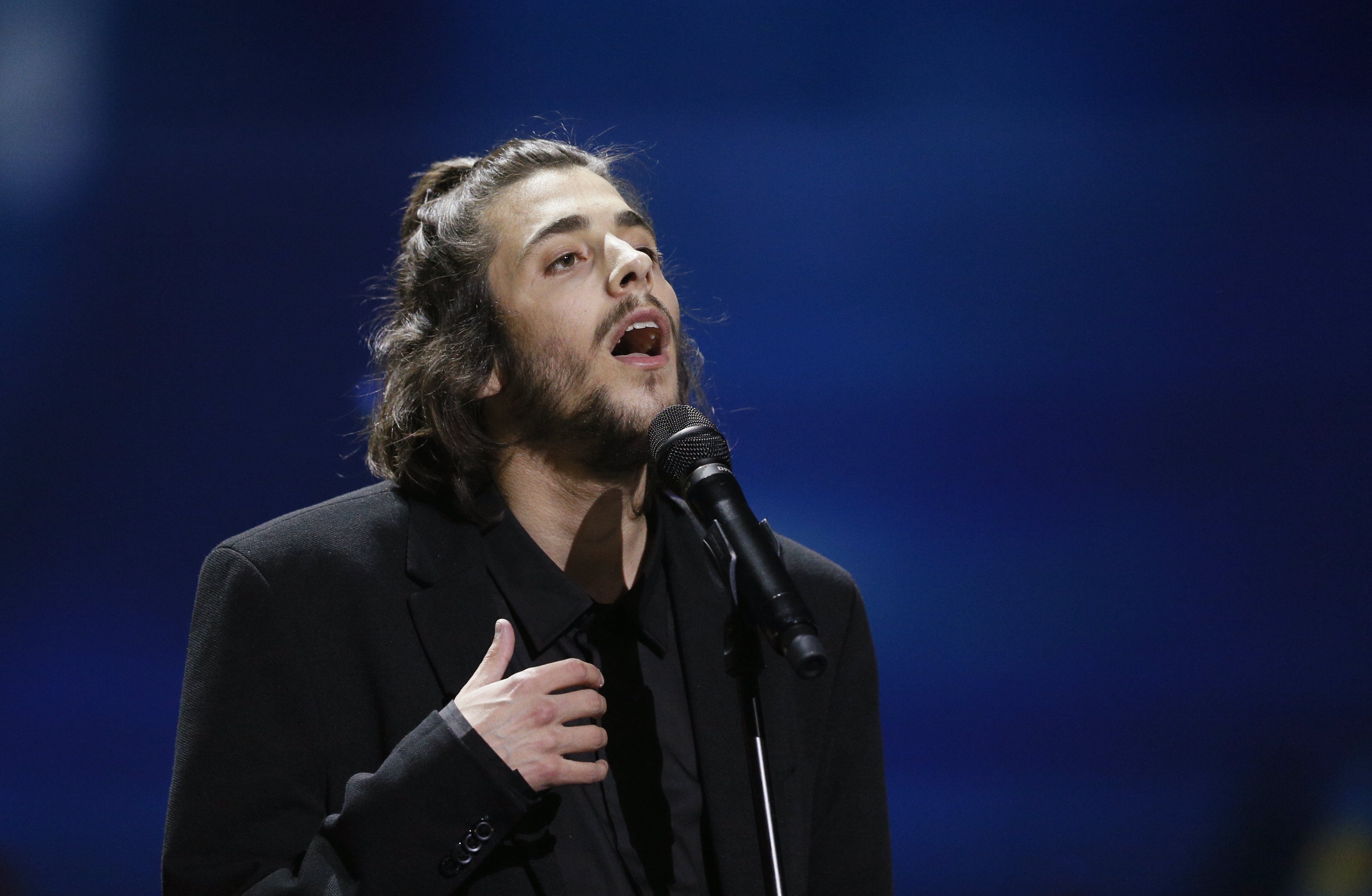Empitjora la salut del guanyador d’Eurovisió 2017 i deixa la música