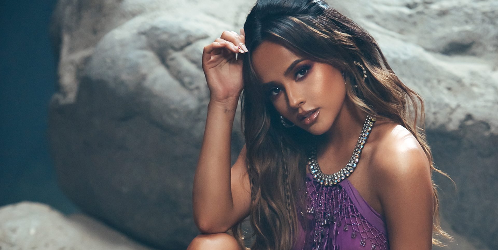 ¡Espectacular! Becky G muestra su cambio de estar al natural a maquillada para Halloween