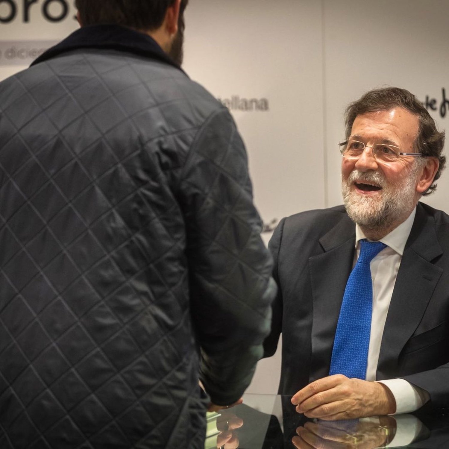 Trinchan a Rajoy por la portada de su nuevo libro: mofa máxima, alud de memes